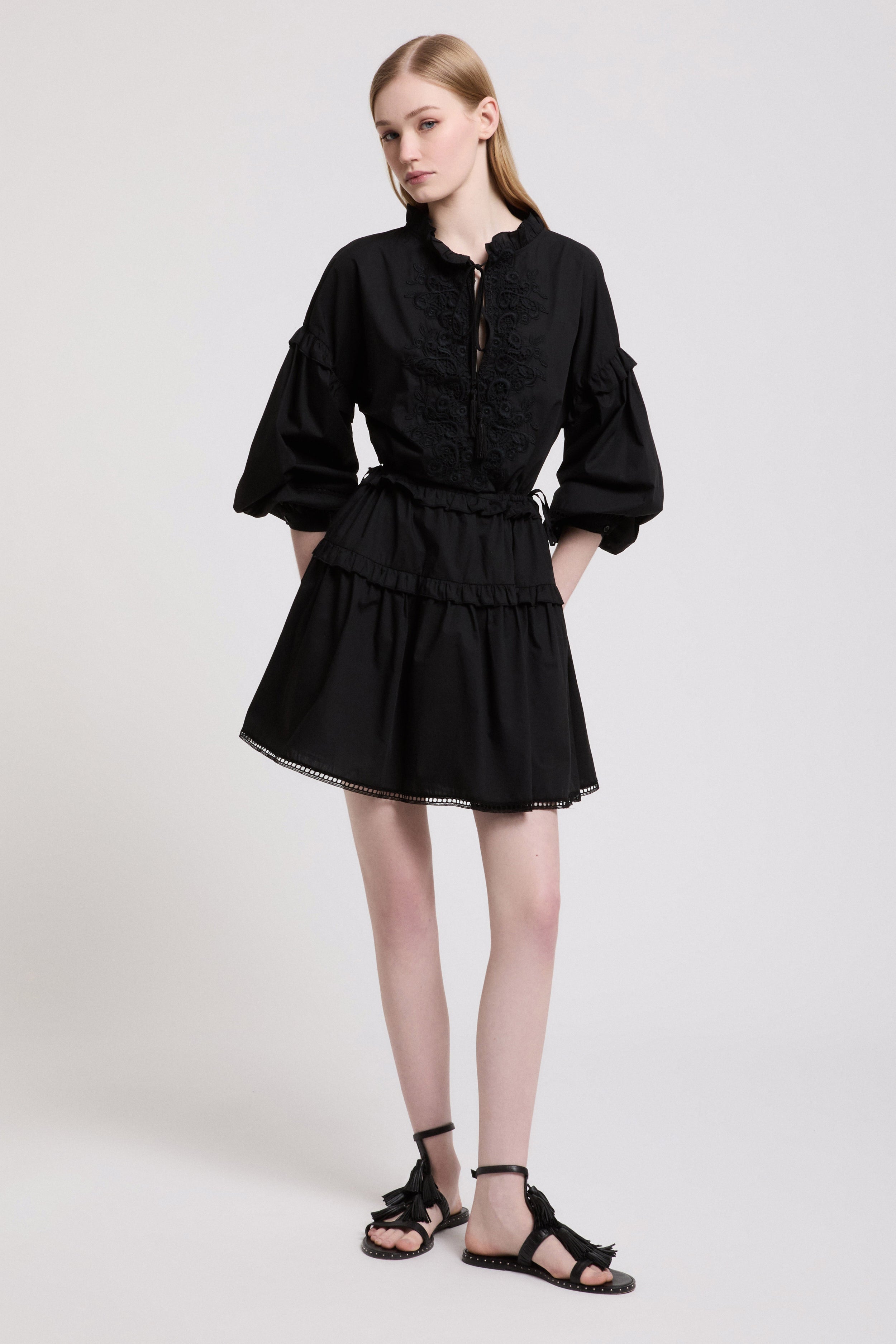 ROBE EN POPELINE AVEC DENTELLE ET VOLANTS