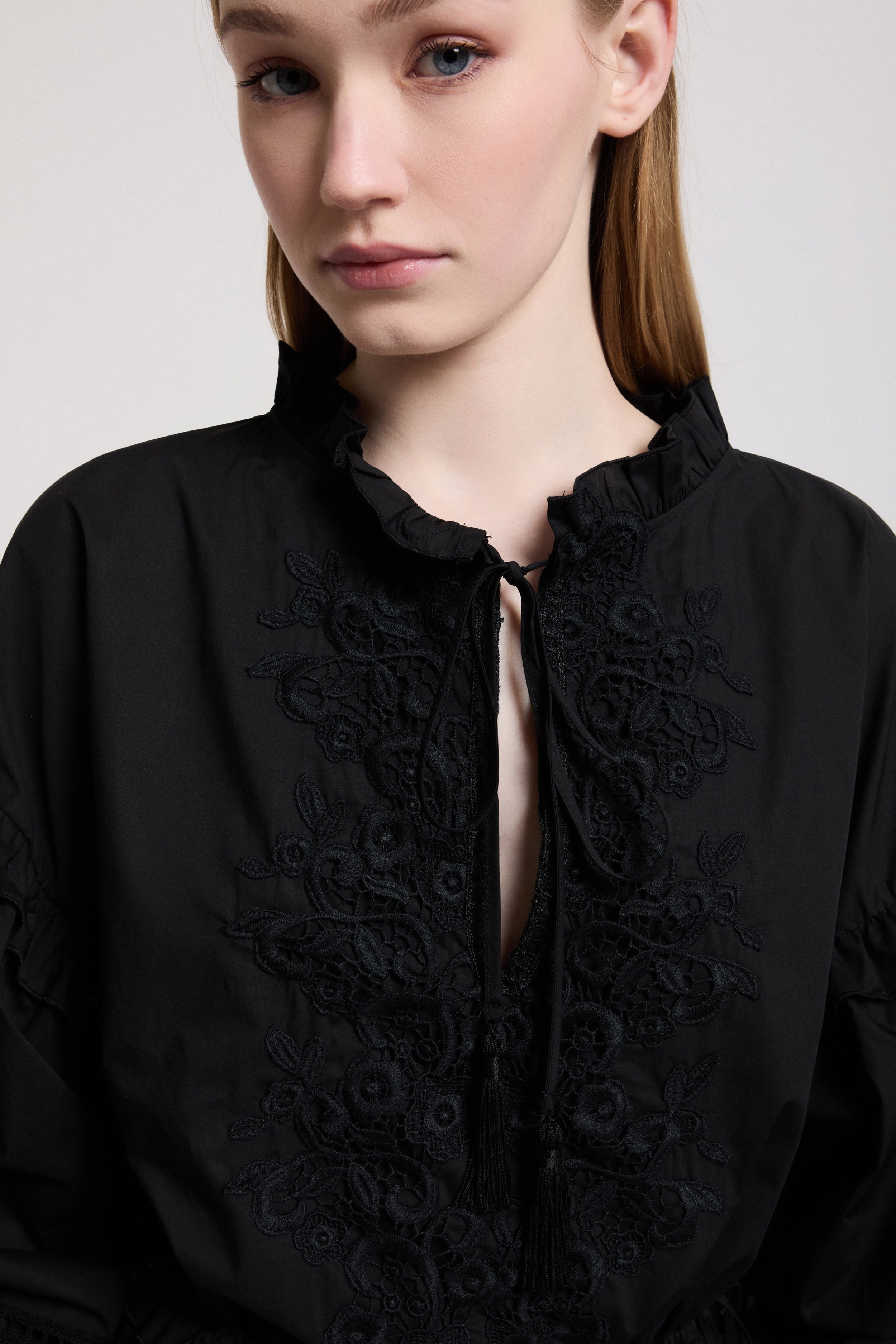 ROBE EN POPELINE AVEC DENTELLE ET VOLANTS