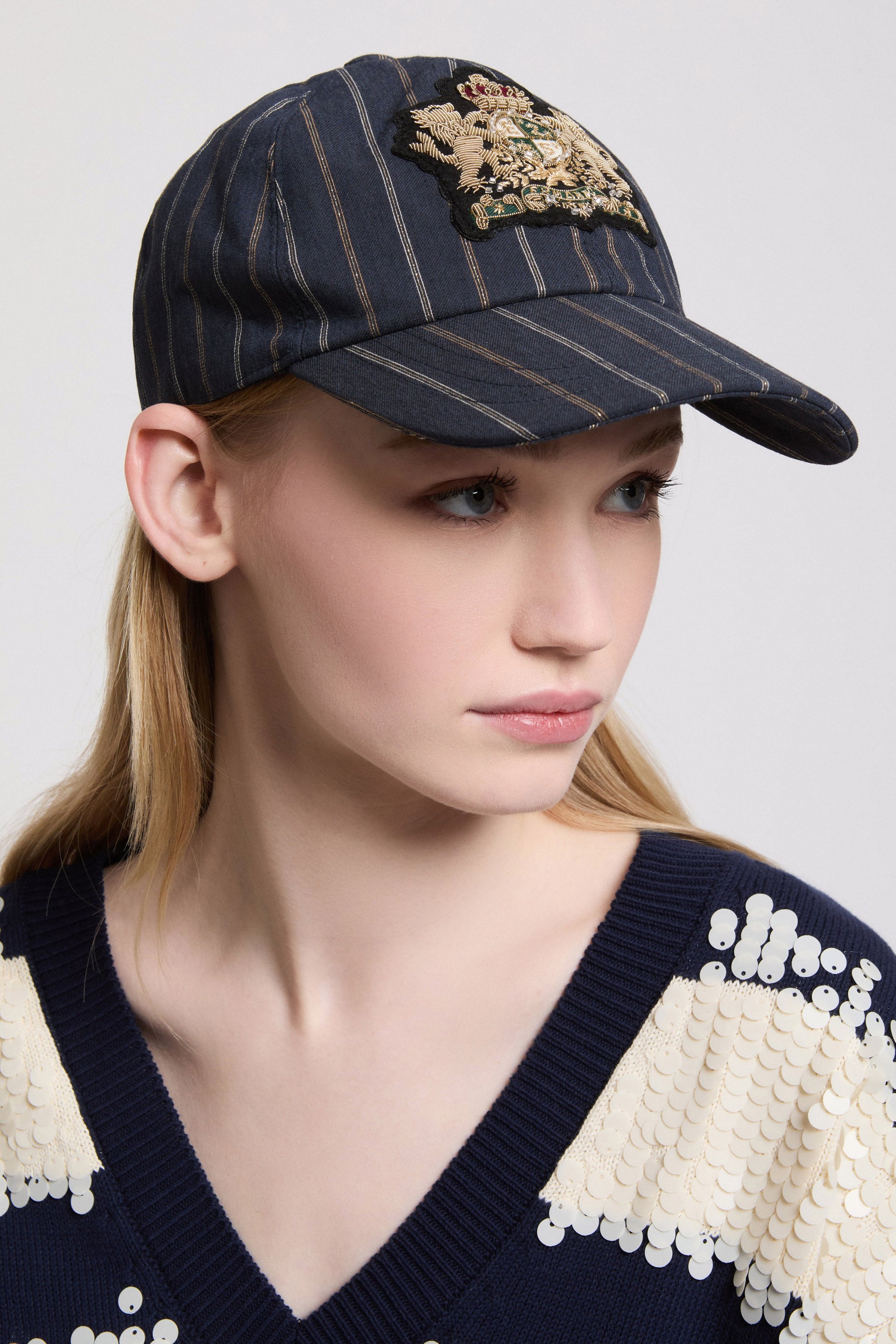 CASQUETTE RAYĖ AVEC ĖCUSSON OR 