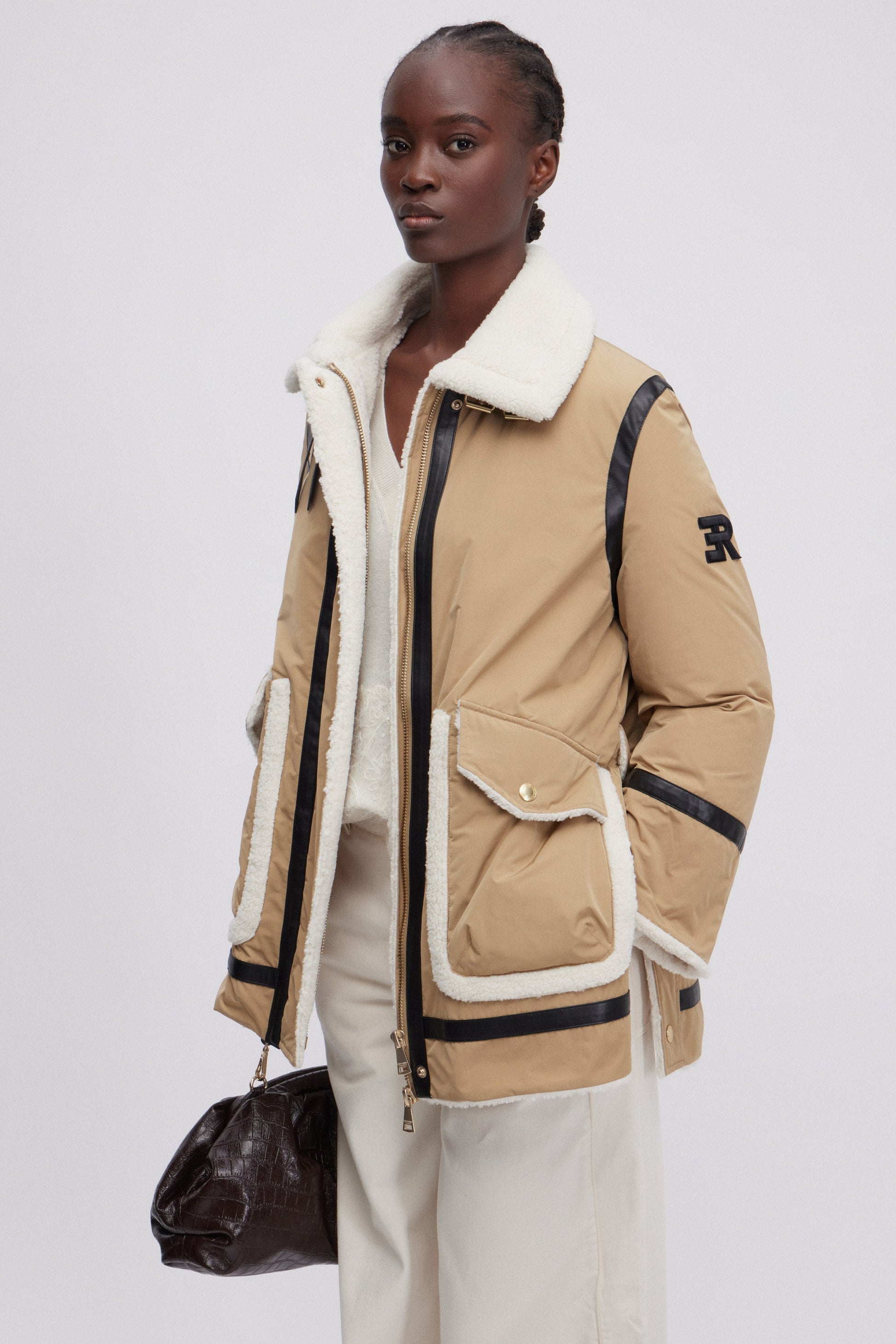 PARKA DI PIUMA CON INSERTI IN MONTONE E PELLE ECOLOGICI