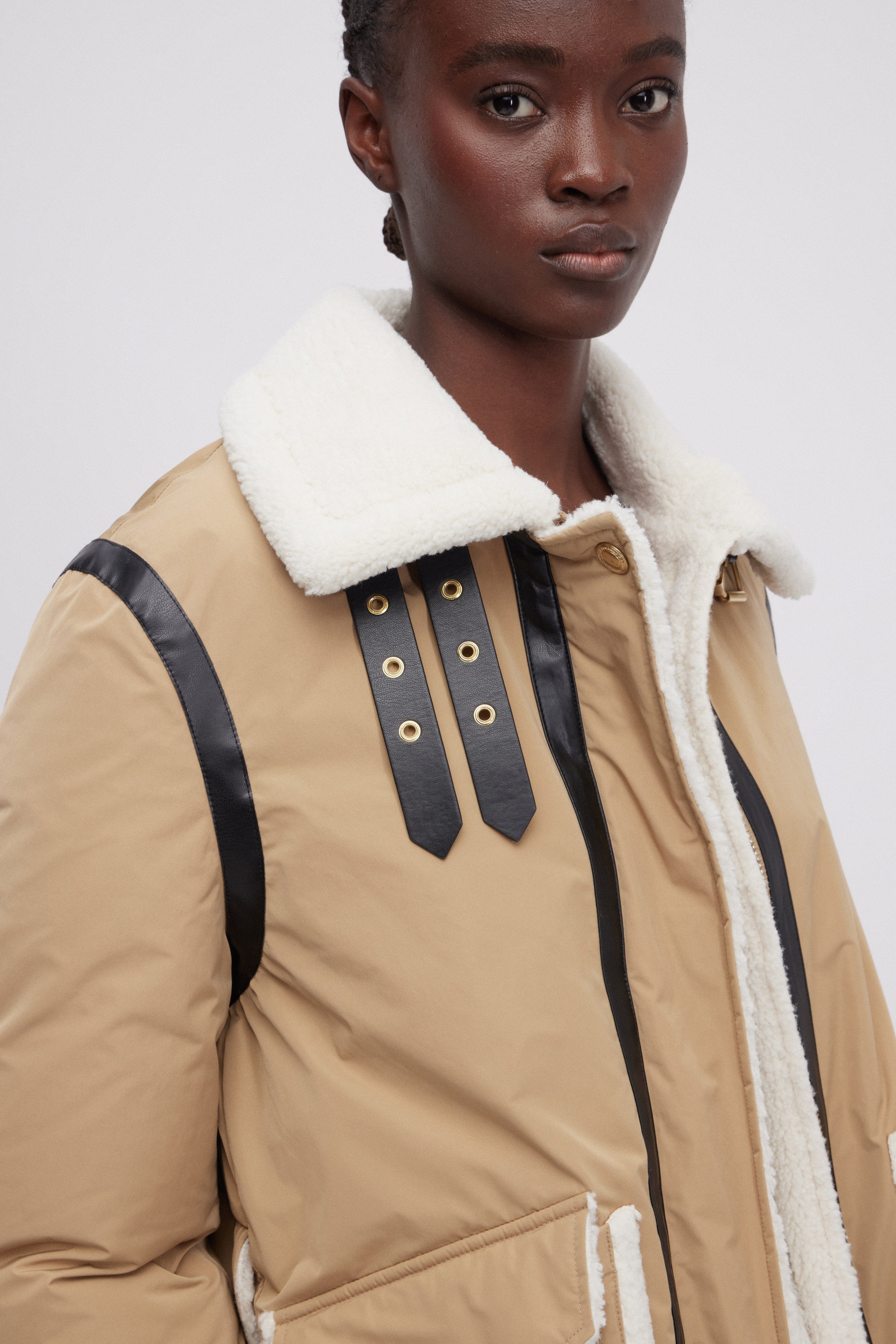 PARKA DI PIUMA CON INSERTI IN MONTONE E PELLE ECOLOGICI