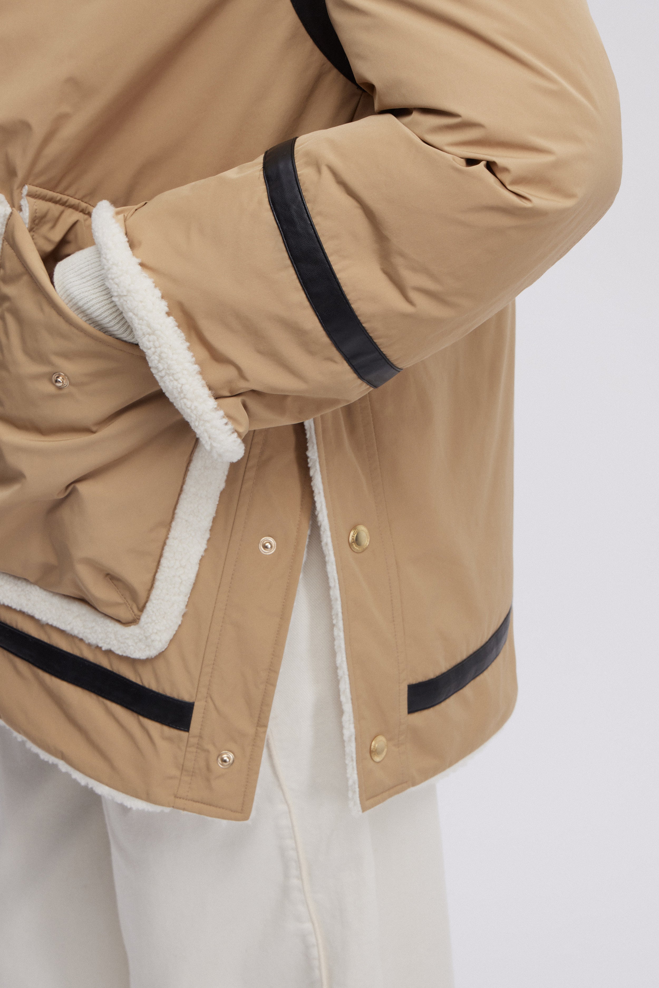 PARKA DI PIUMA CON INSERTI IN MONTONE E PELLE ECOLOGICI