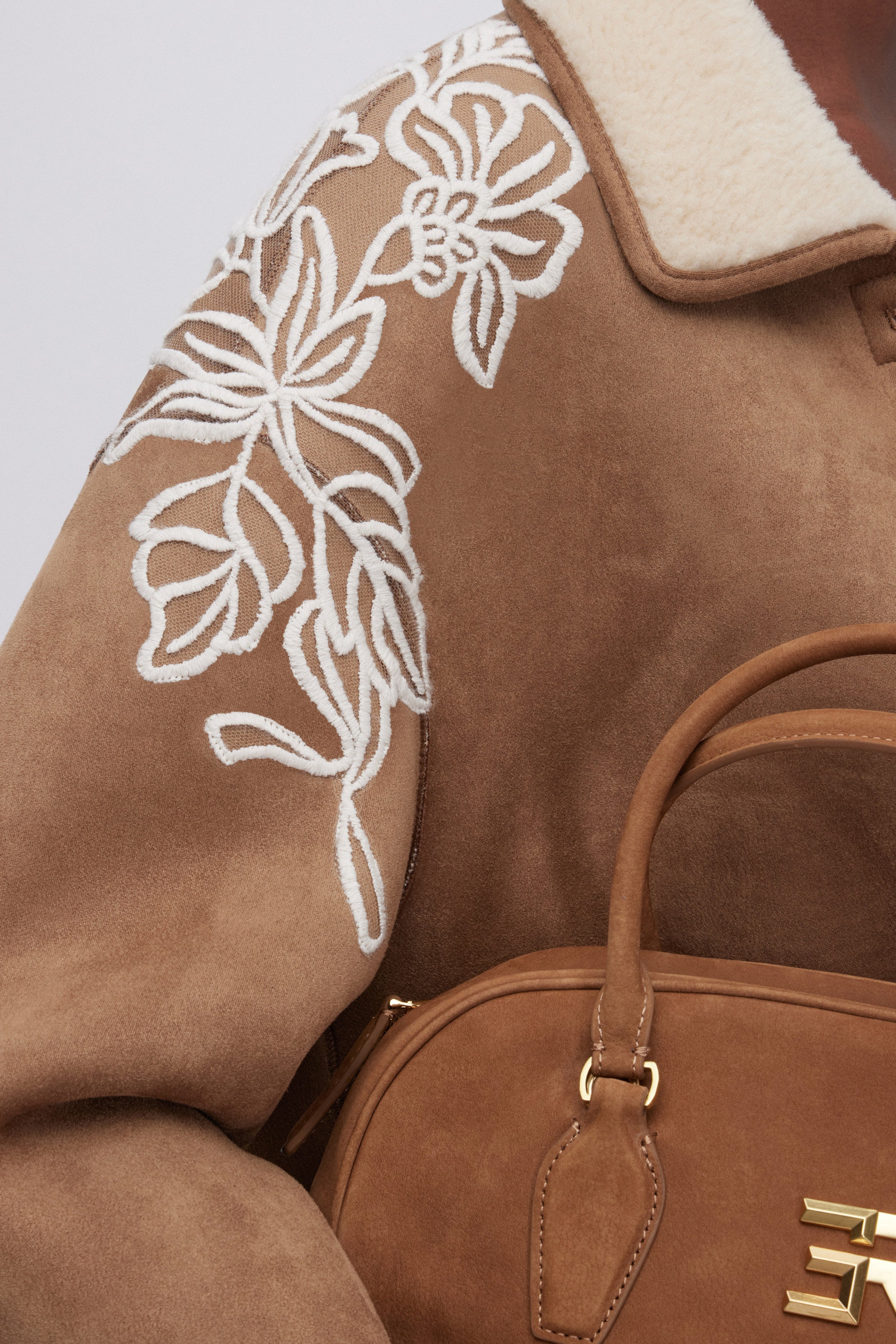 GIACCONE IN MONTONE ECOLOGICO CON RICAMI