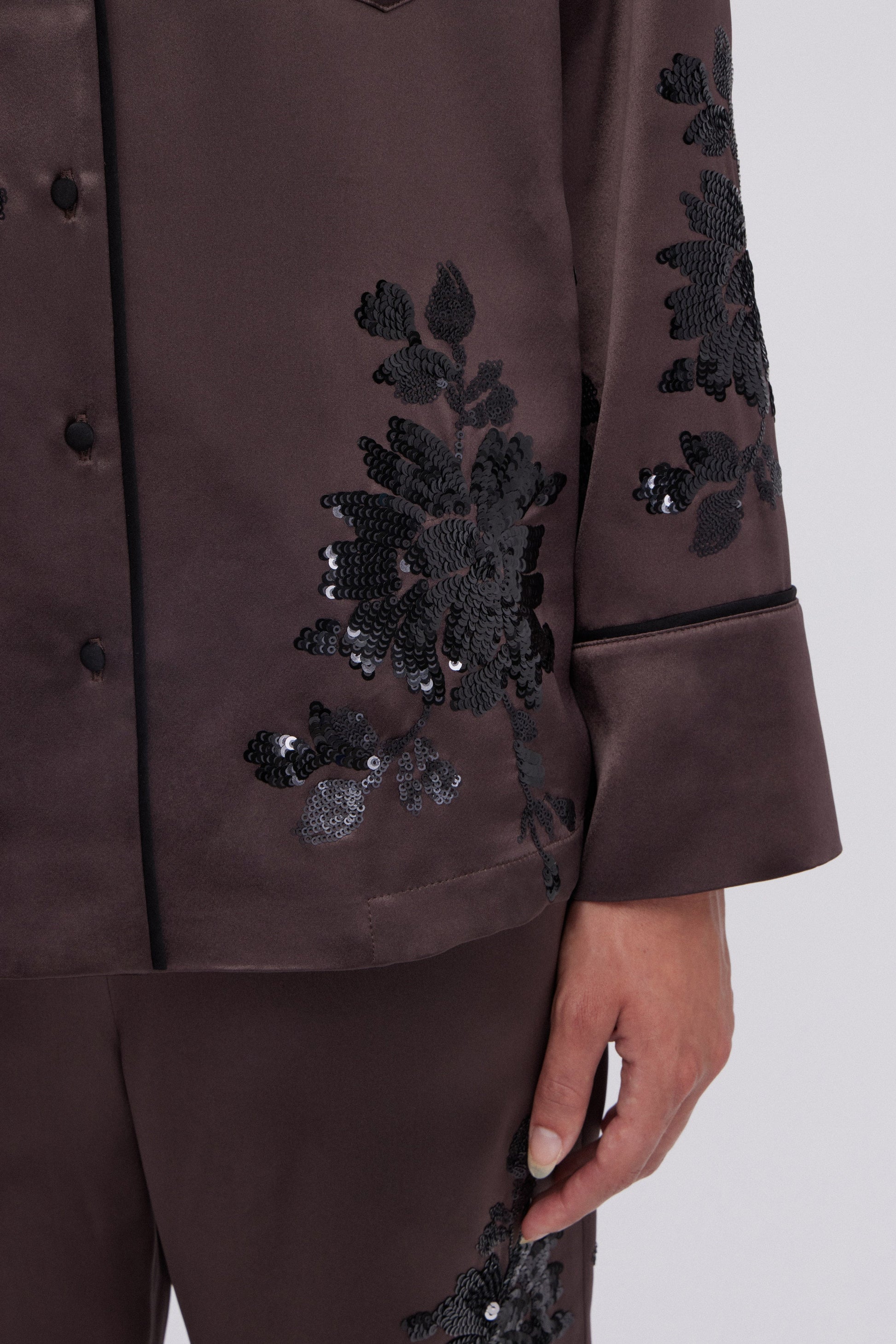 CAMICIA A PIGIAMA IN RASO CON FIORI DI PAILLETTES