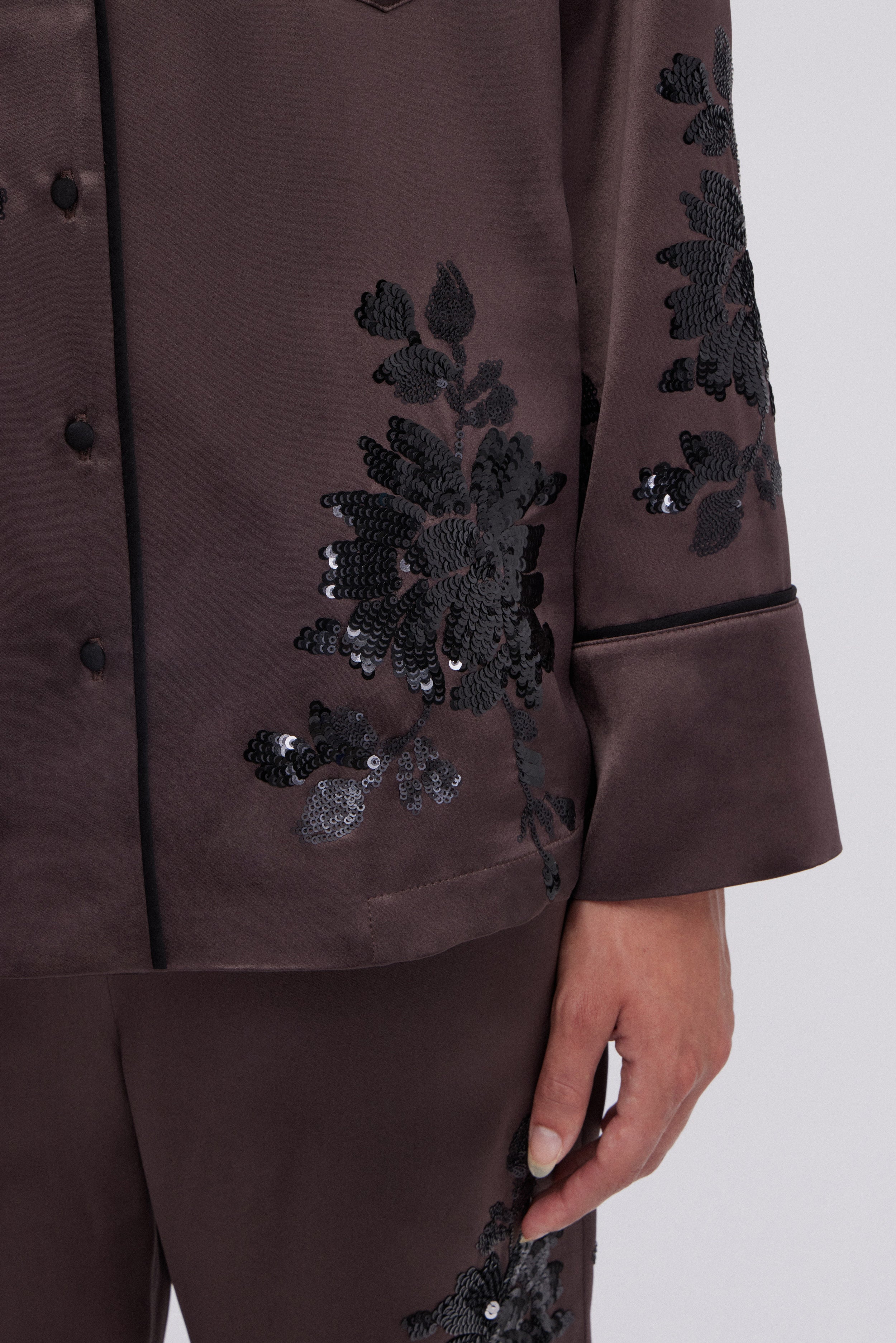 CAMICIA A PIGIAMA IN RASO CON FIORI DI PAILLETTES