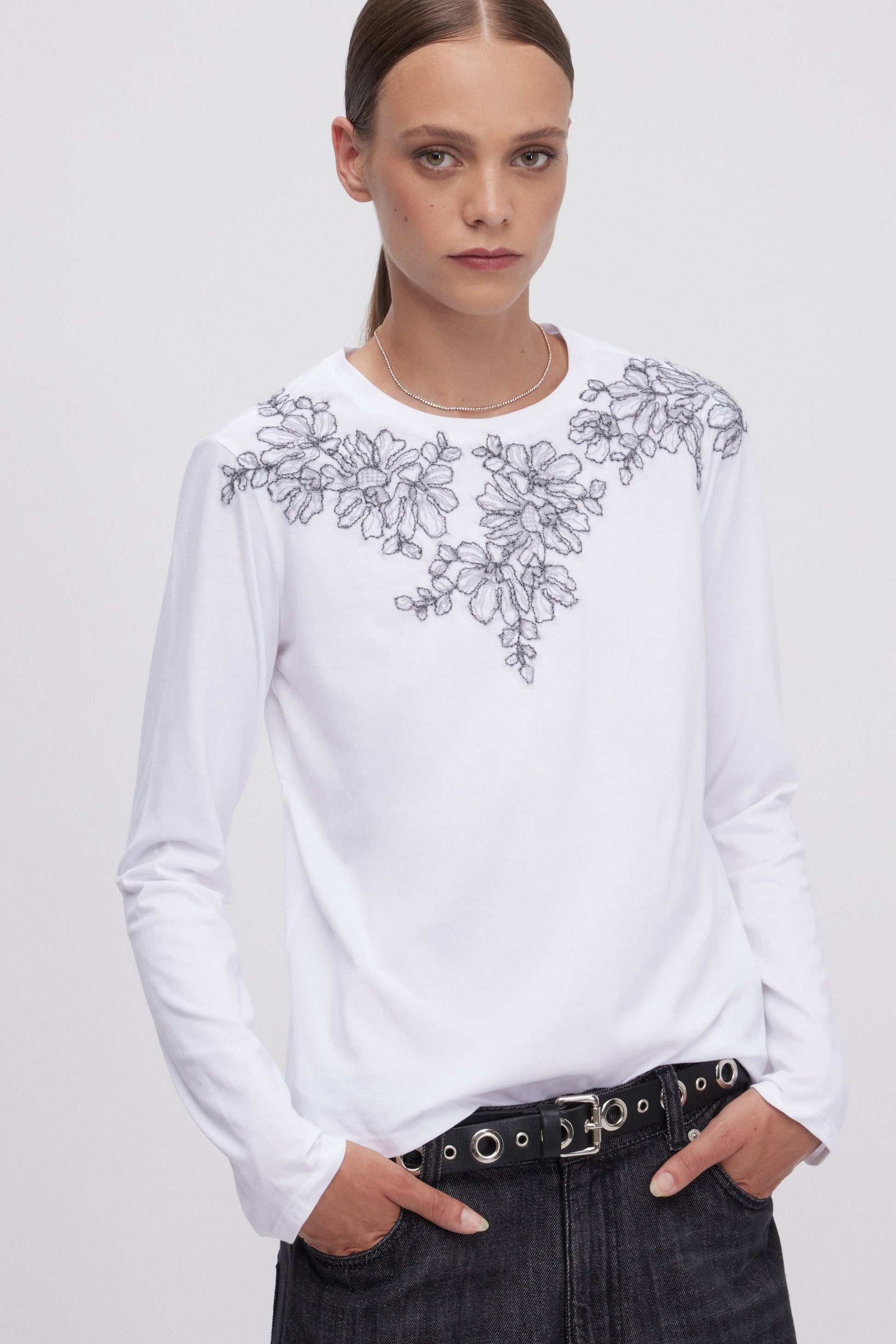 T-SHIRT EN JERSEY À MANCHES LONGUES BRODĖE 