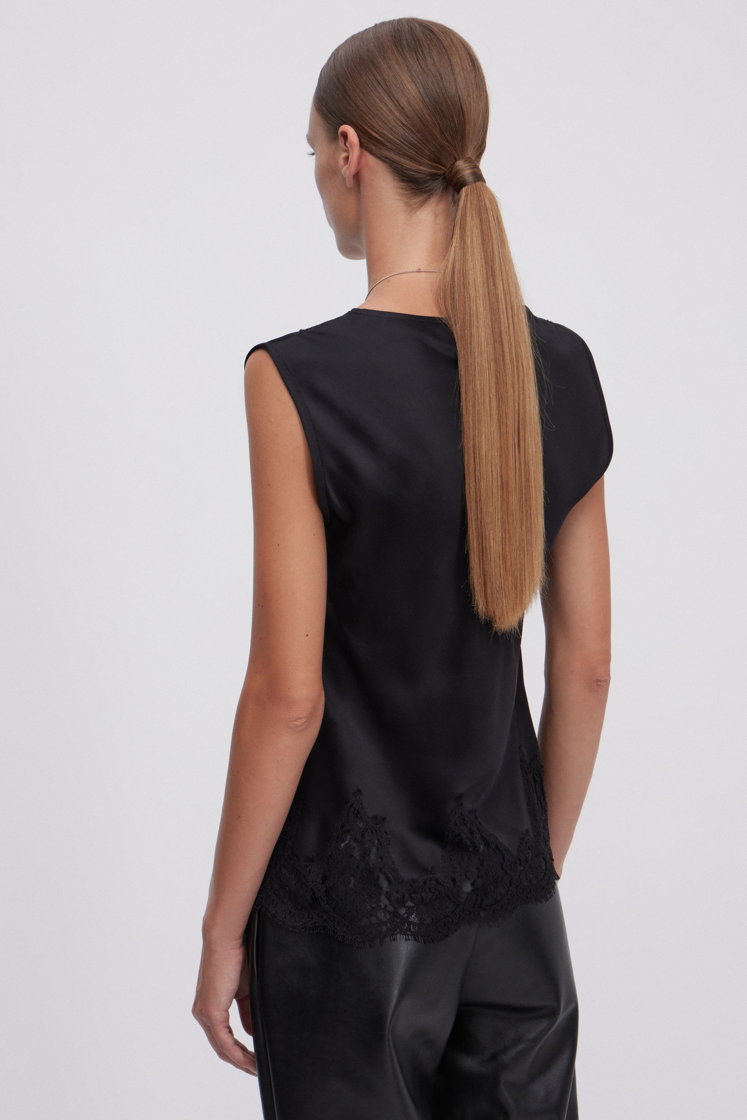 TOP IN RASO CON PIZZO RICAMATO