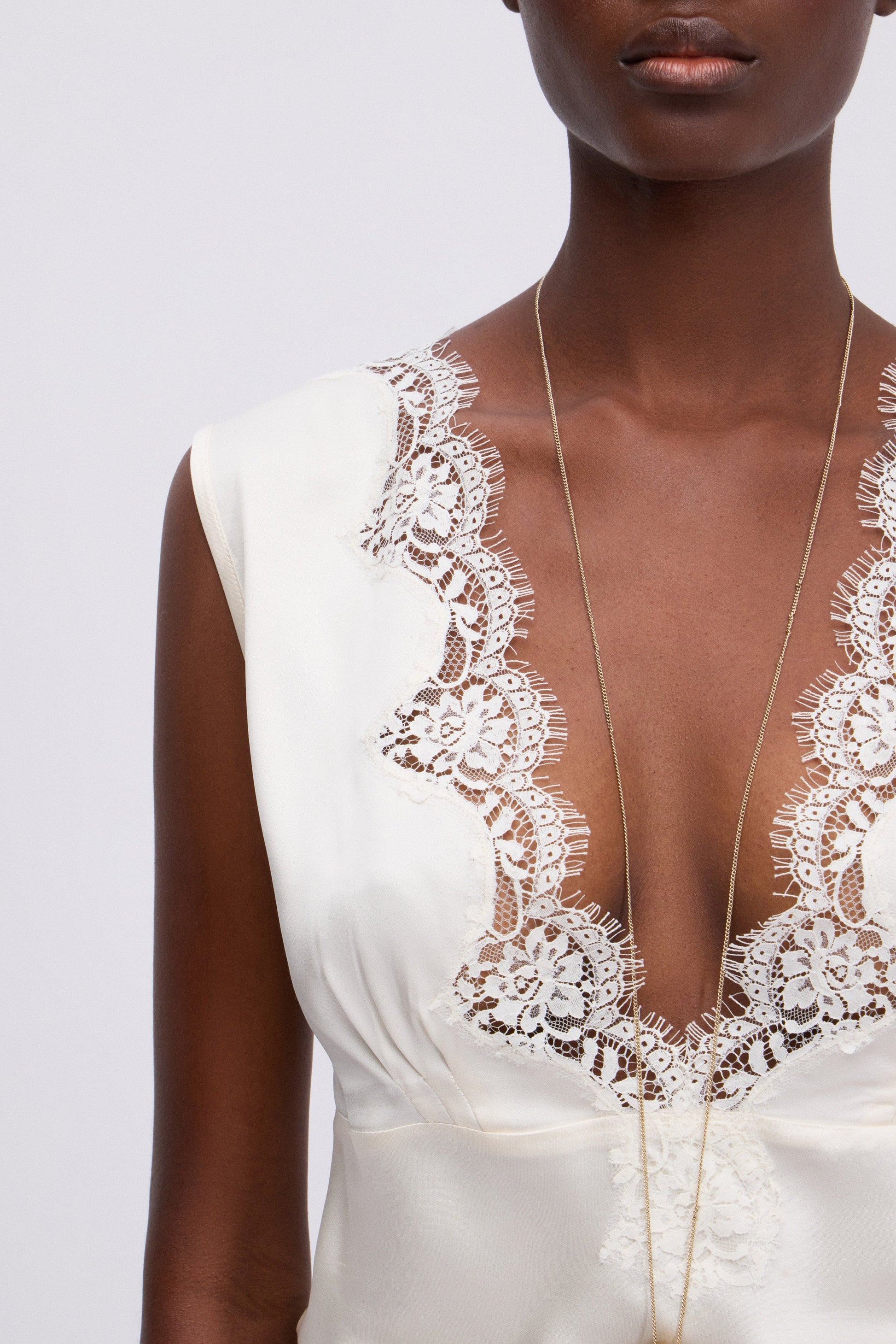 TOP IN RASO CON PIZZO RICAMATO