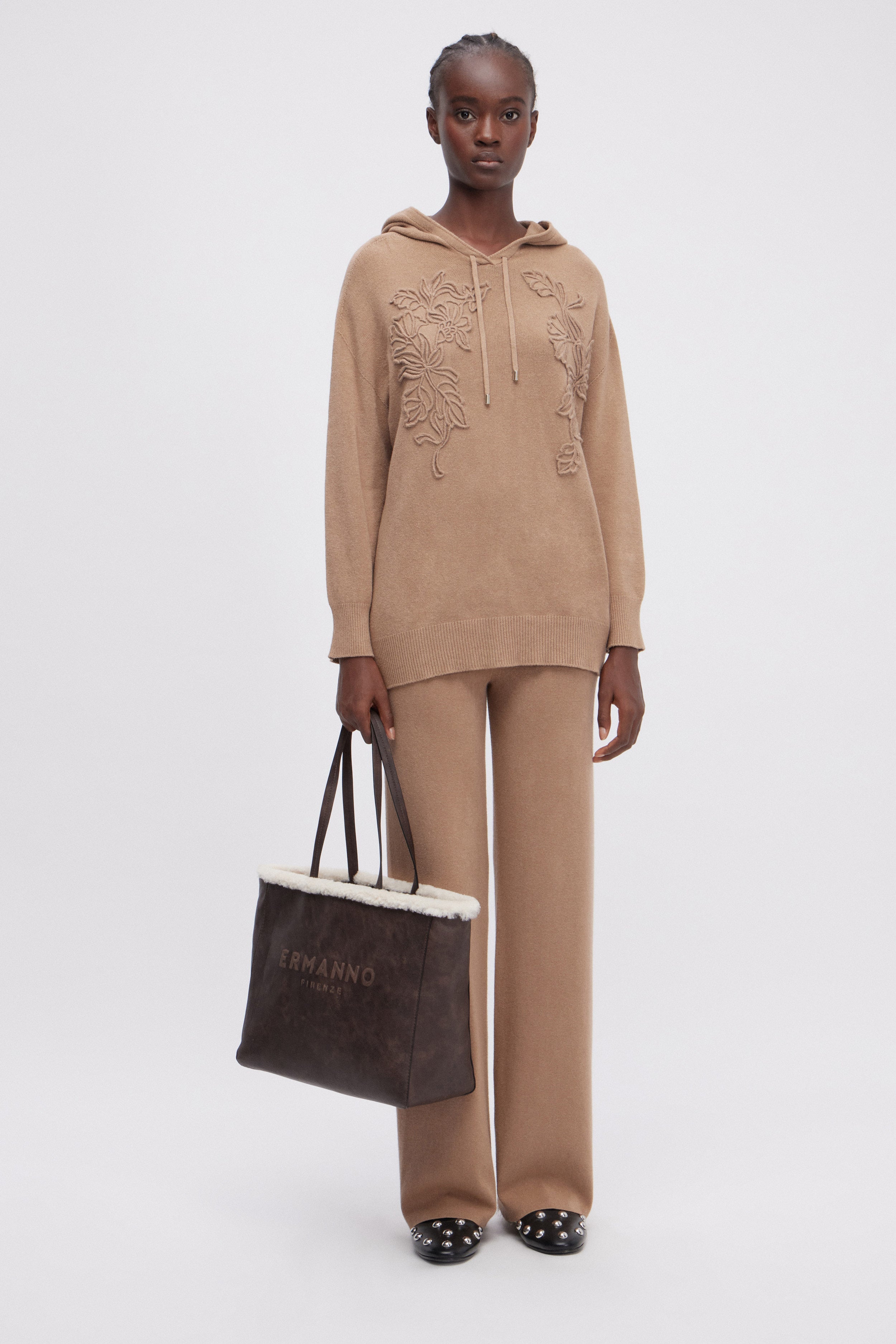 SWEAT À CAPUCHE AVEC BRODERIE EN LAINE