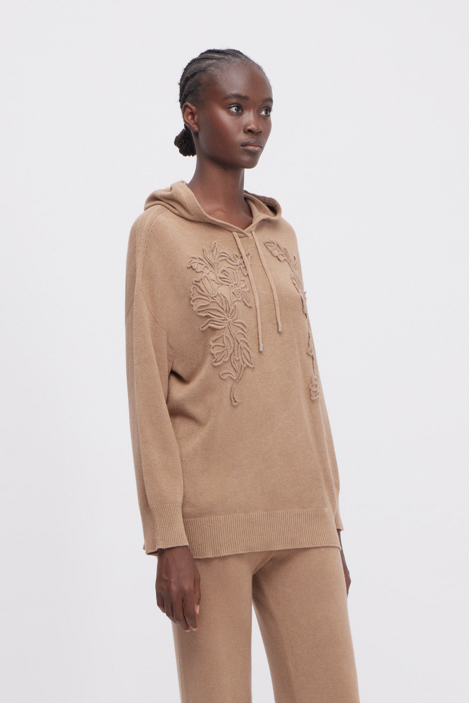 SWEAT À CAPUCHE AVEC BRODERIE EN LAINE