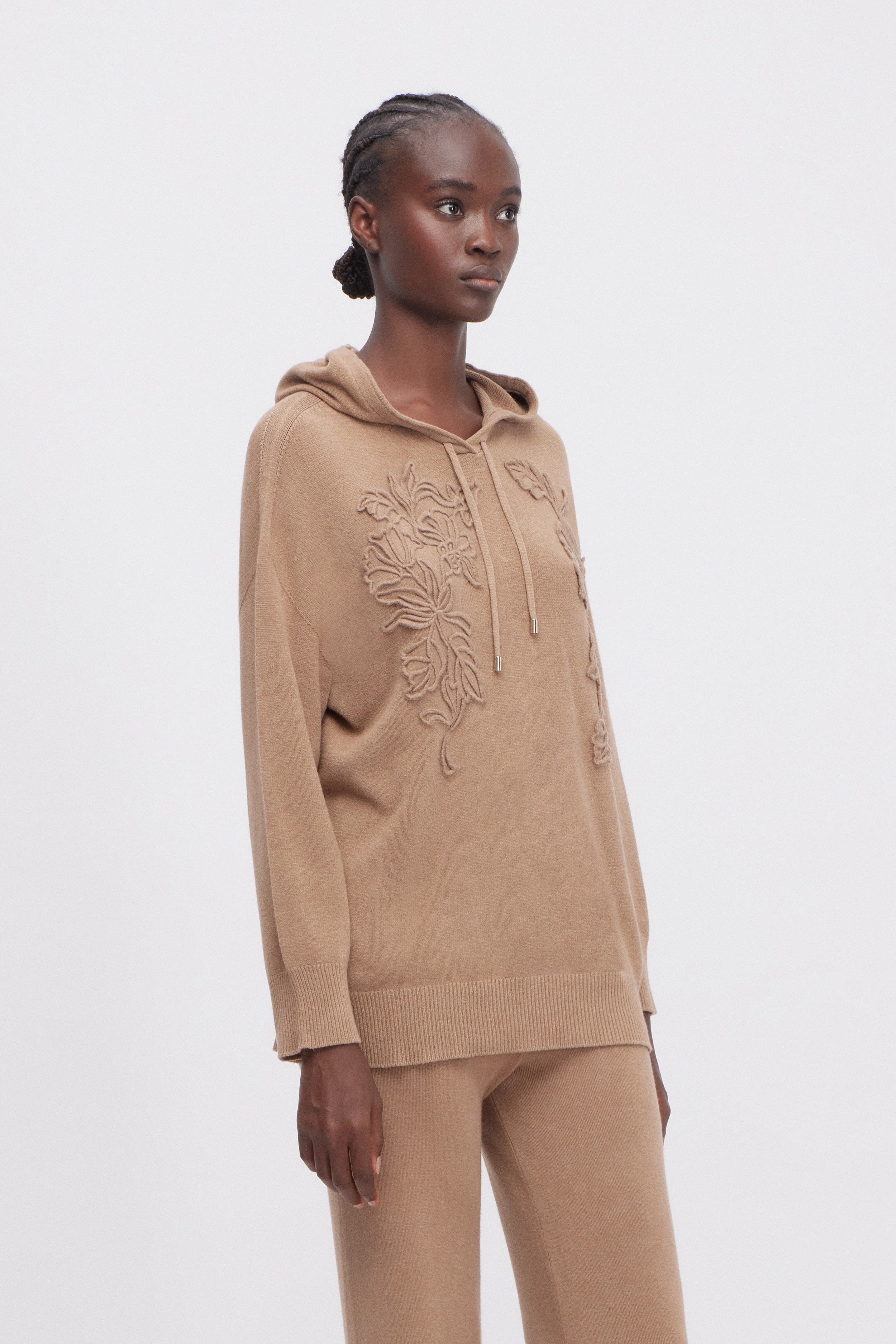 SWEAT À CAPUCHE AVEC BRODERIE EN LAINE