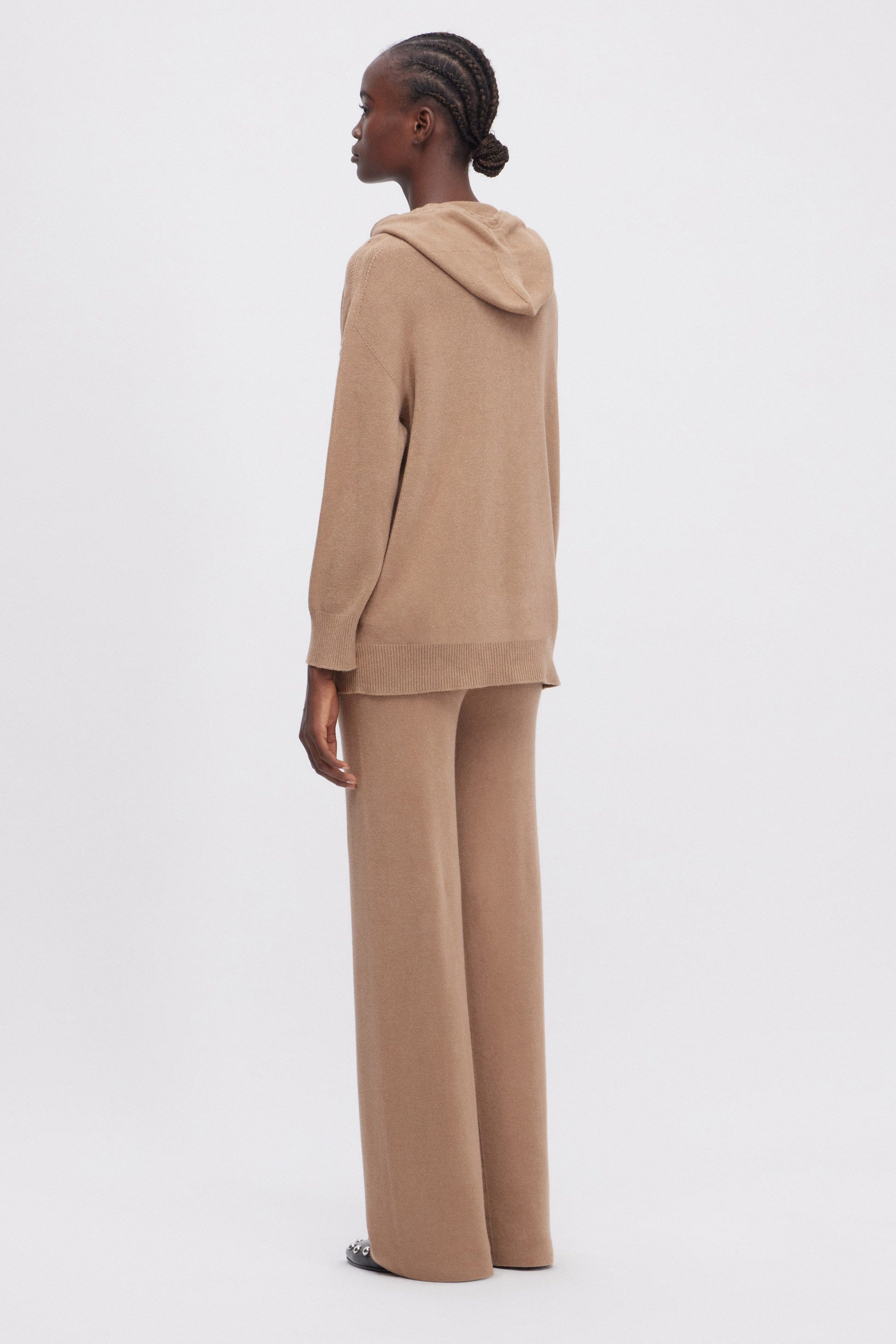 SWEAT À CAPUCHE AVEC BRODERIE EN LAINE