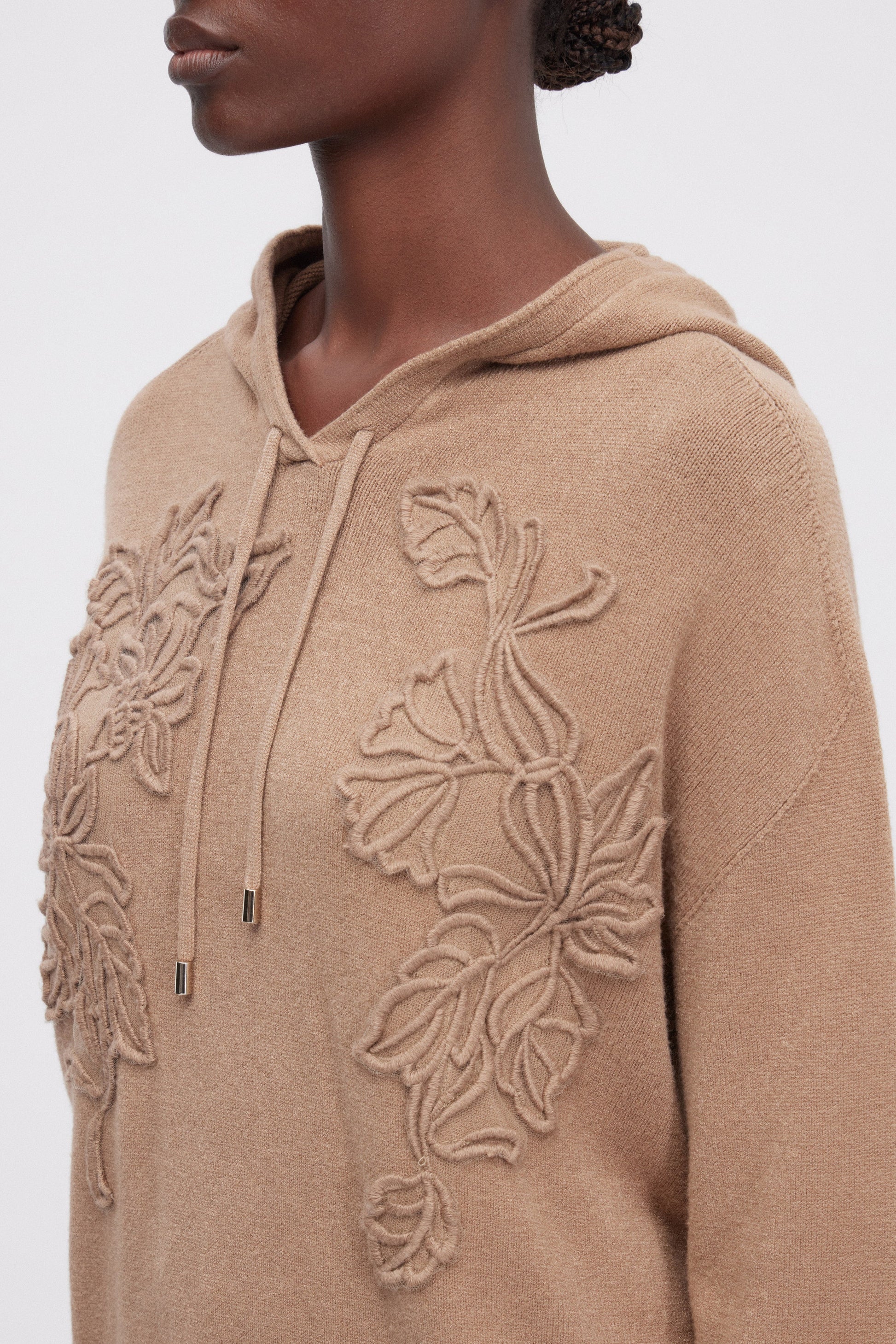 SWEAT À CAPUCHE AVEC BRODERIE EN LAINE