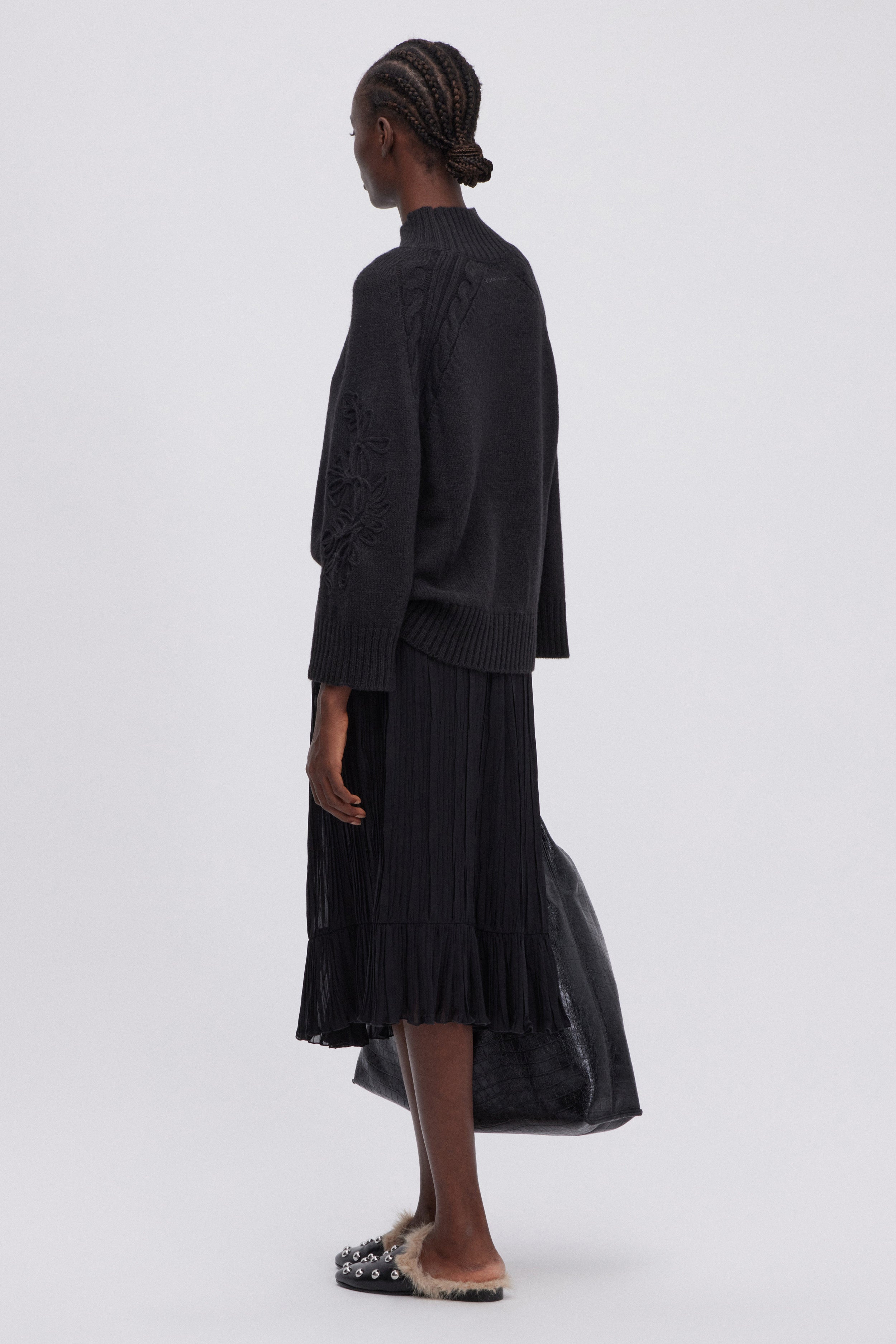 SWEATER WITH EMBROIDERY ON THE SLEEVES