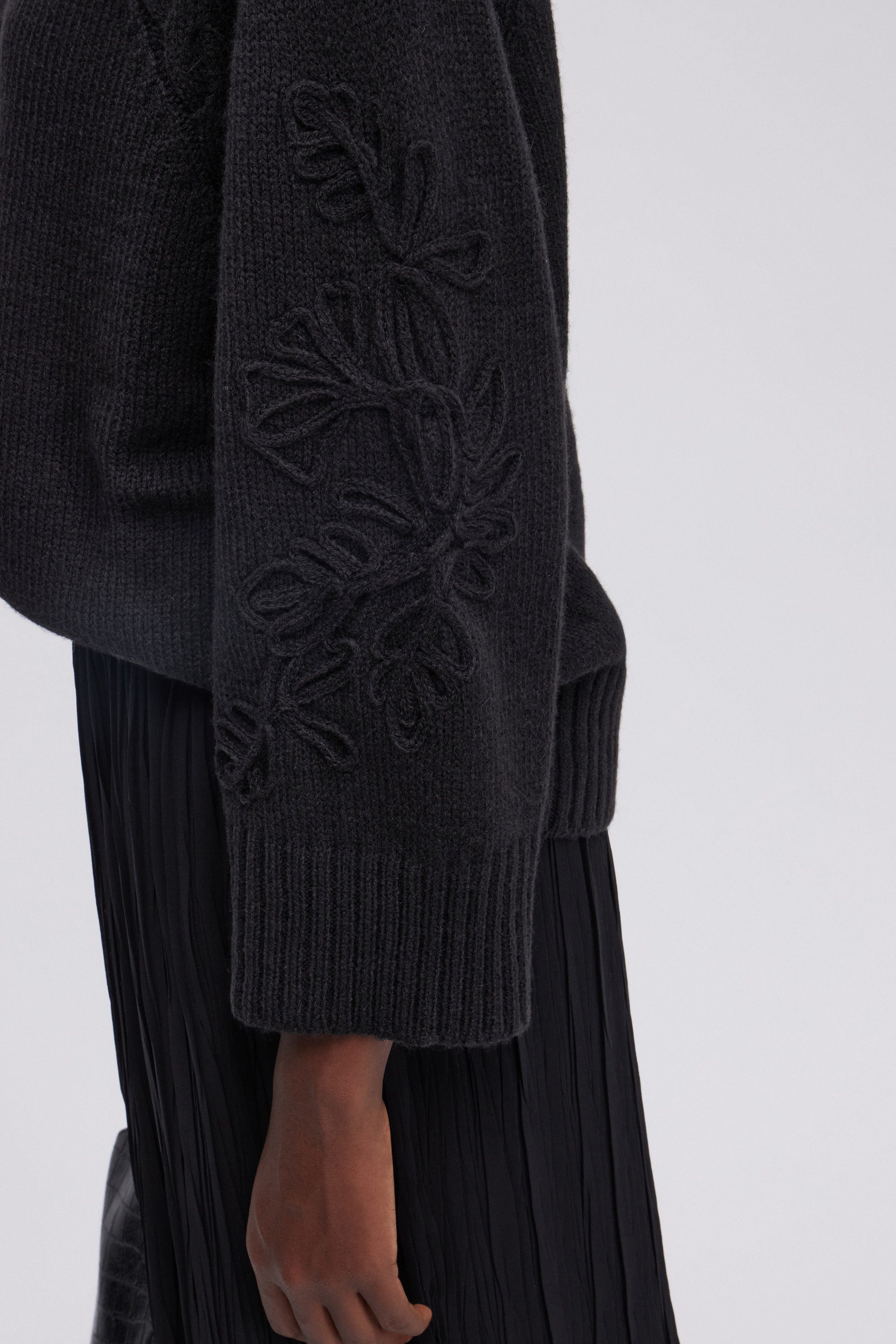 SWEATER WITH EMBROIDERY ON THE SLEEVES