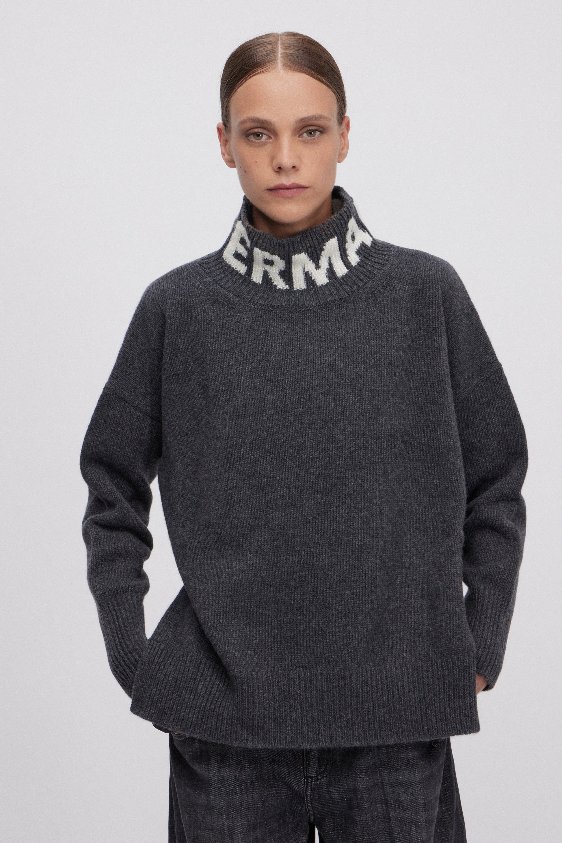 MAGLIA CON LOGO AL COLLO E CRISTALLI