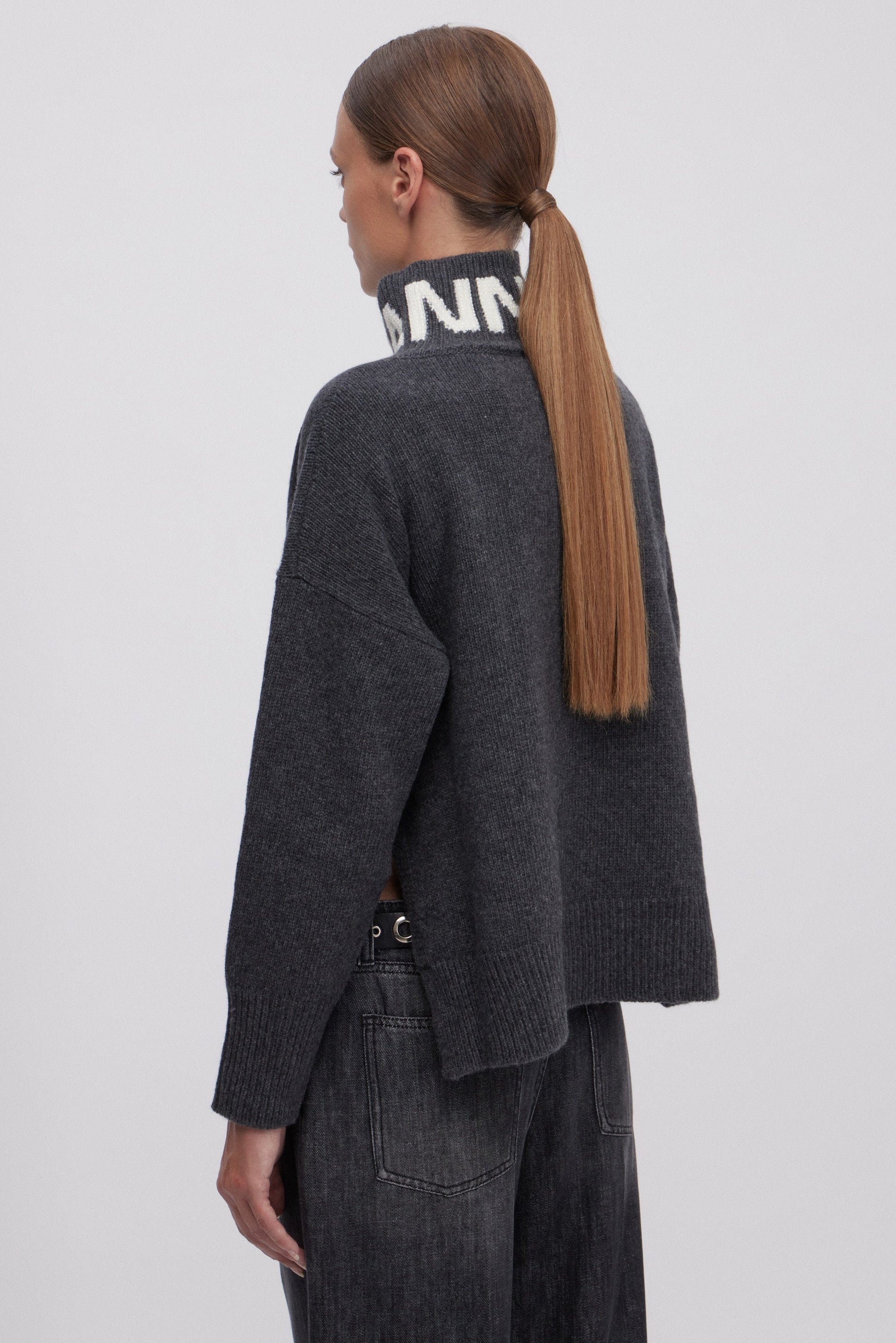 MAGLIA CON LOGO AL COLLO E CRISTALLI