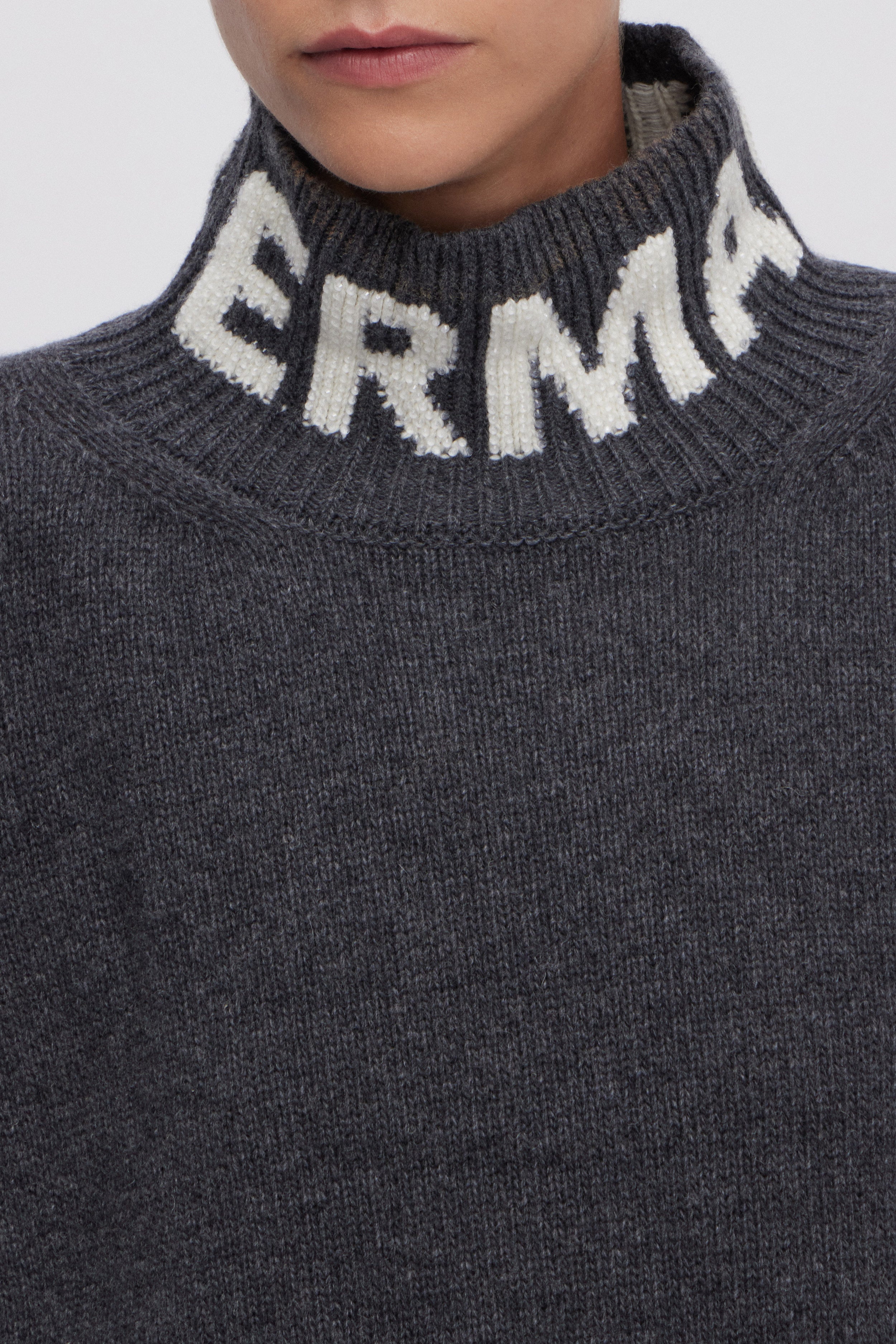 MAGLIA CON LOGO AL COLLO E CRISTALLI