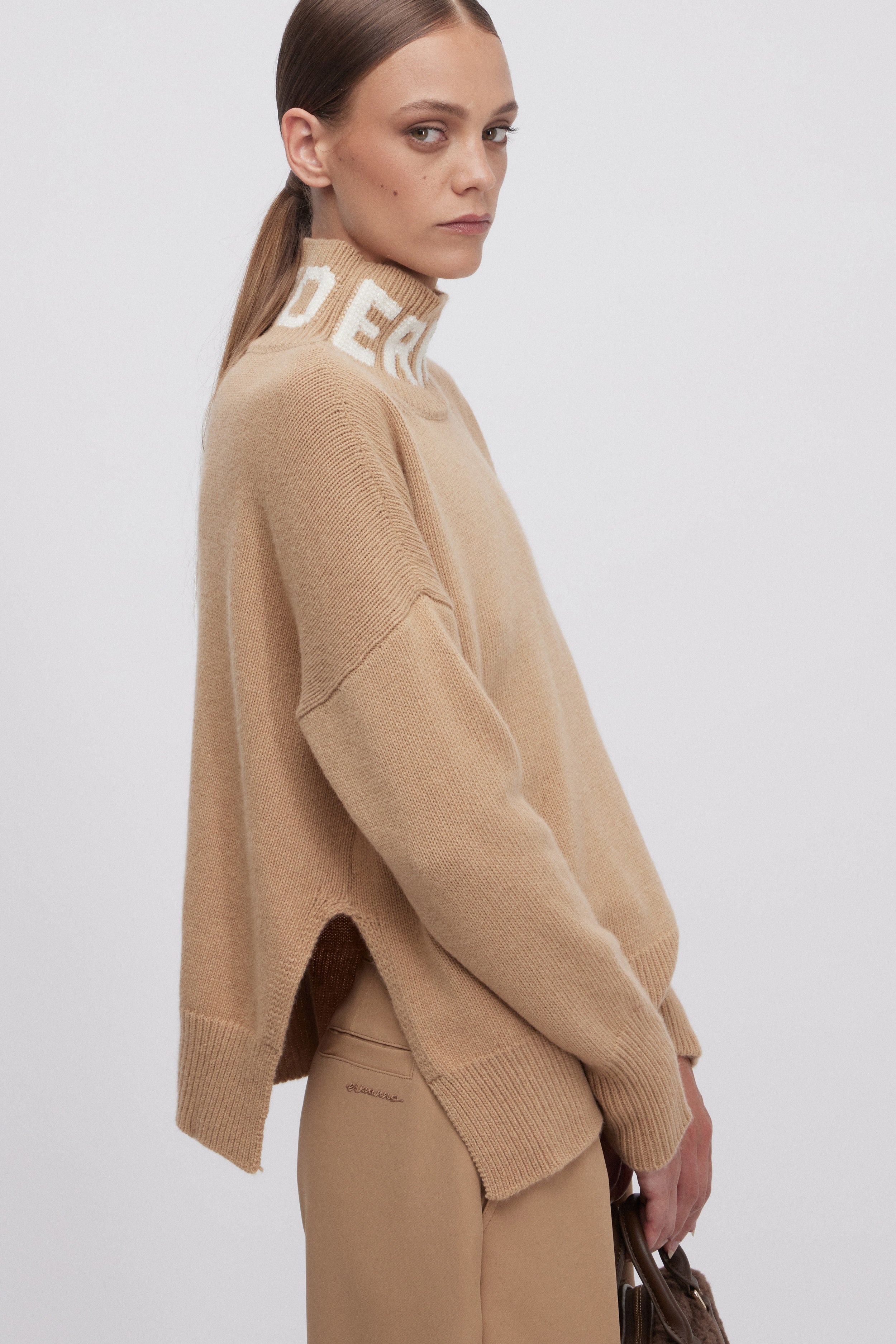 MAGLIA CON LOGO AL COLLO E CRISTALLI