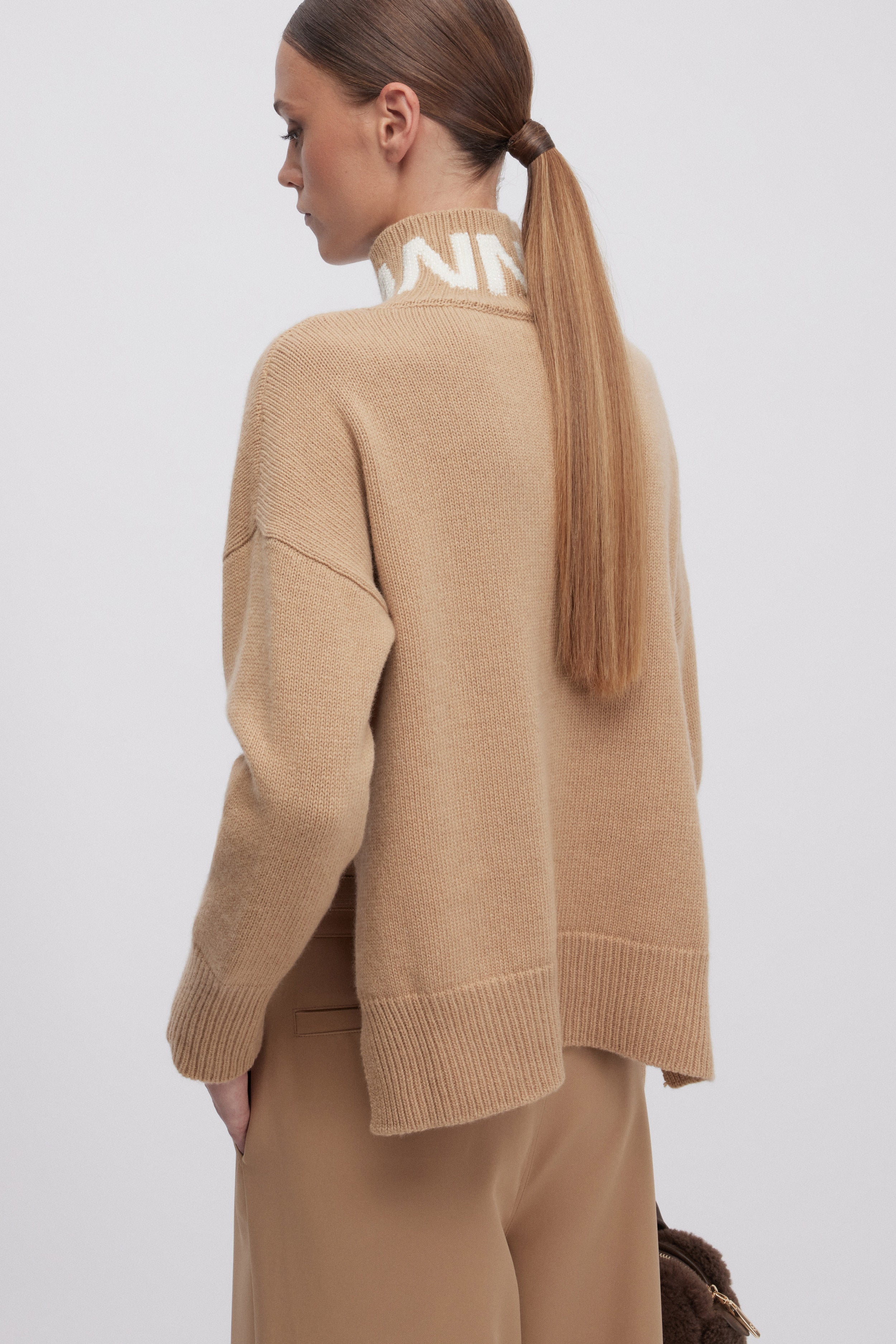 MAGLIA CON LOGO AL COLLO E CRISTALLI