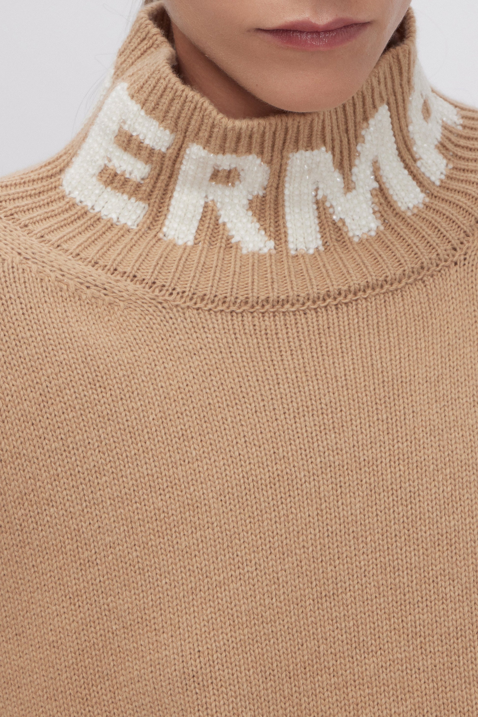 MAGLIA CON LOGO AL COLLO E CRISTALLI