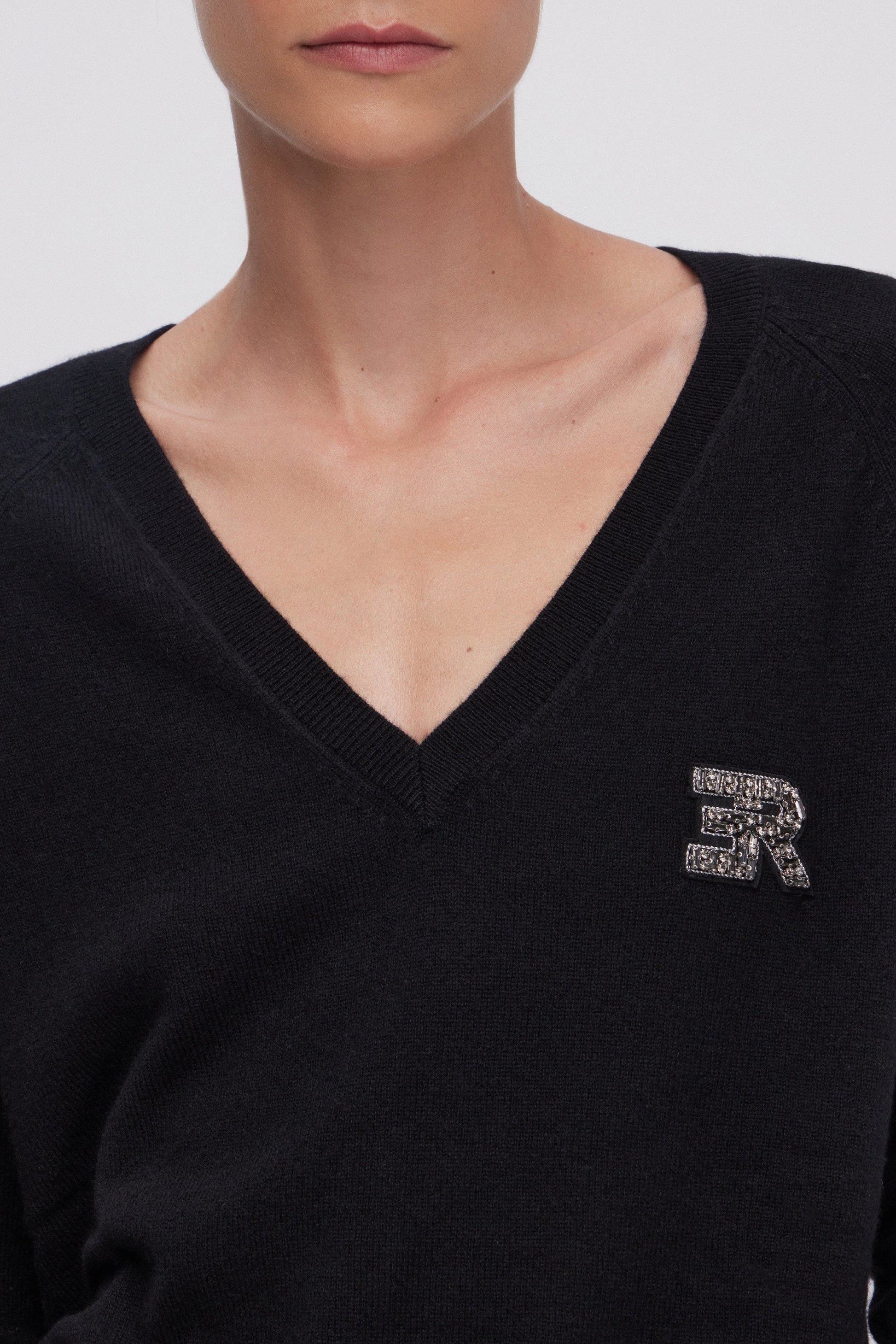 PULL EN LAINE ET CACHEMIRE AVEC ĖCUSSON BIJOUX