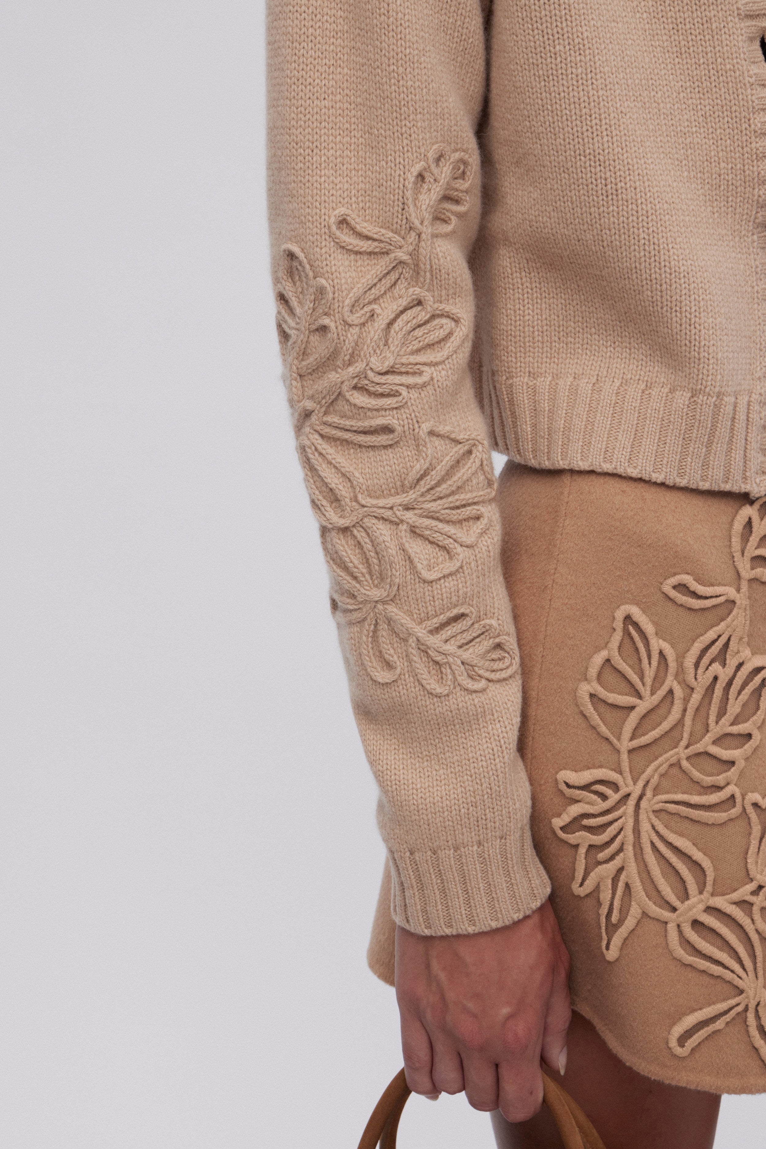 CARDIGAN EN LAINE AVEC MANCHES BRODÉES