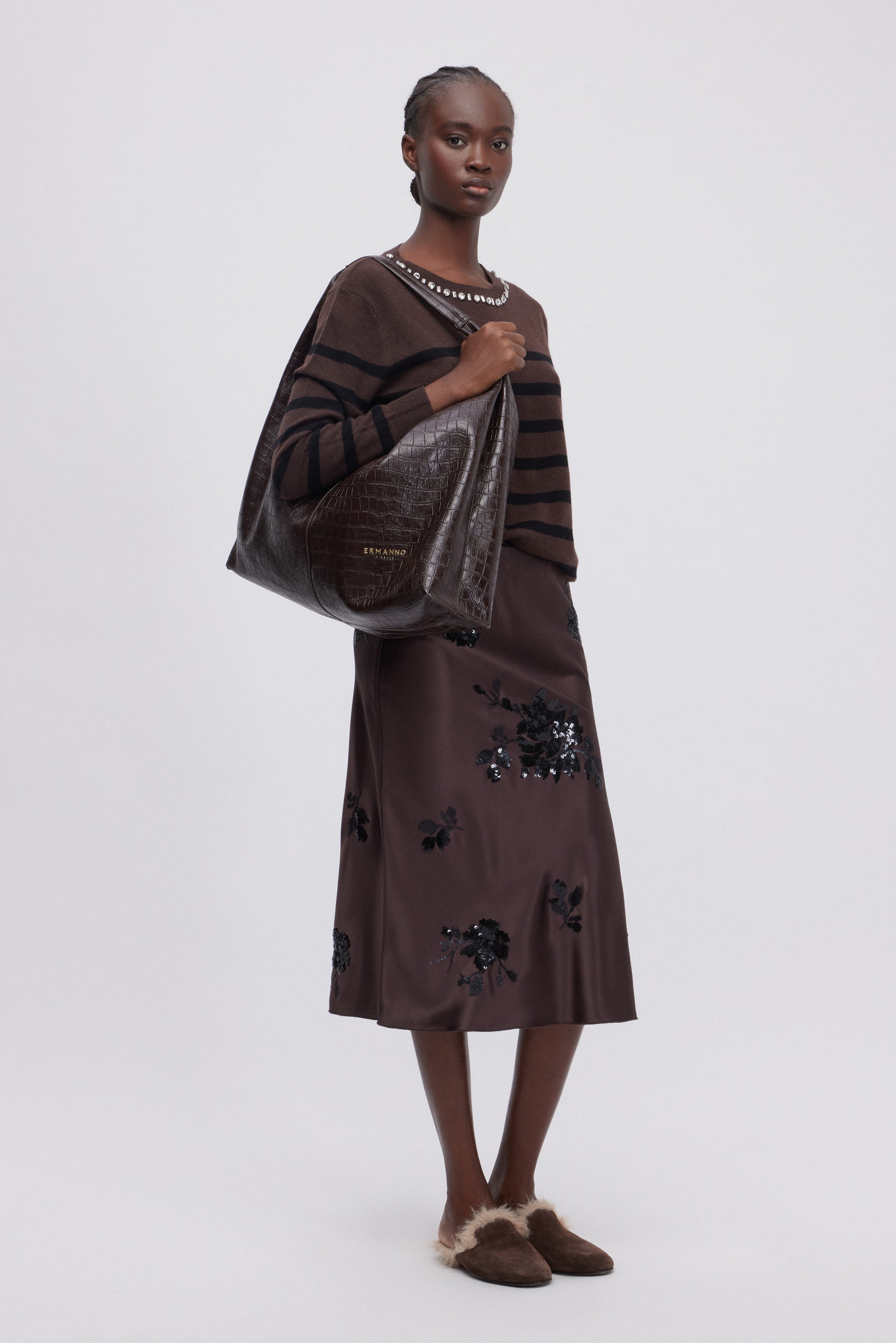 GONNA LONGUETTE IN RASO CON FIORI DI PAILLETTES