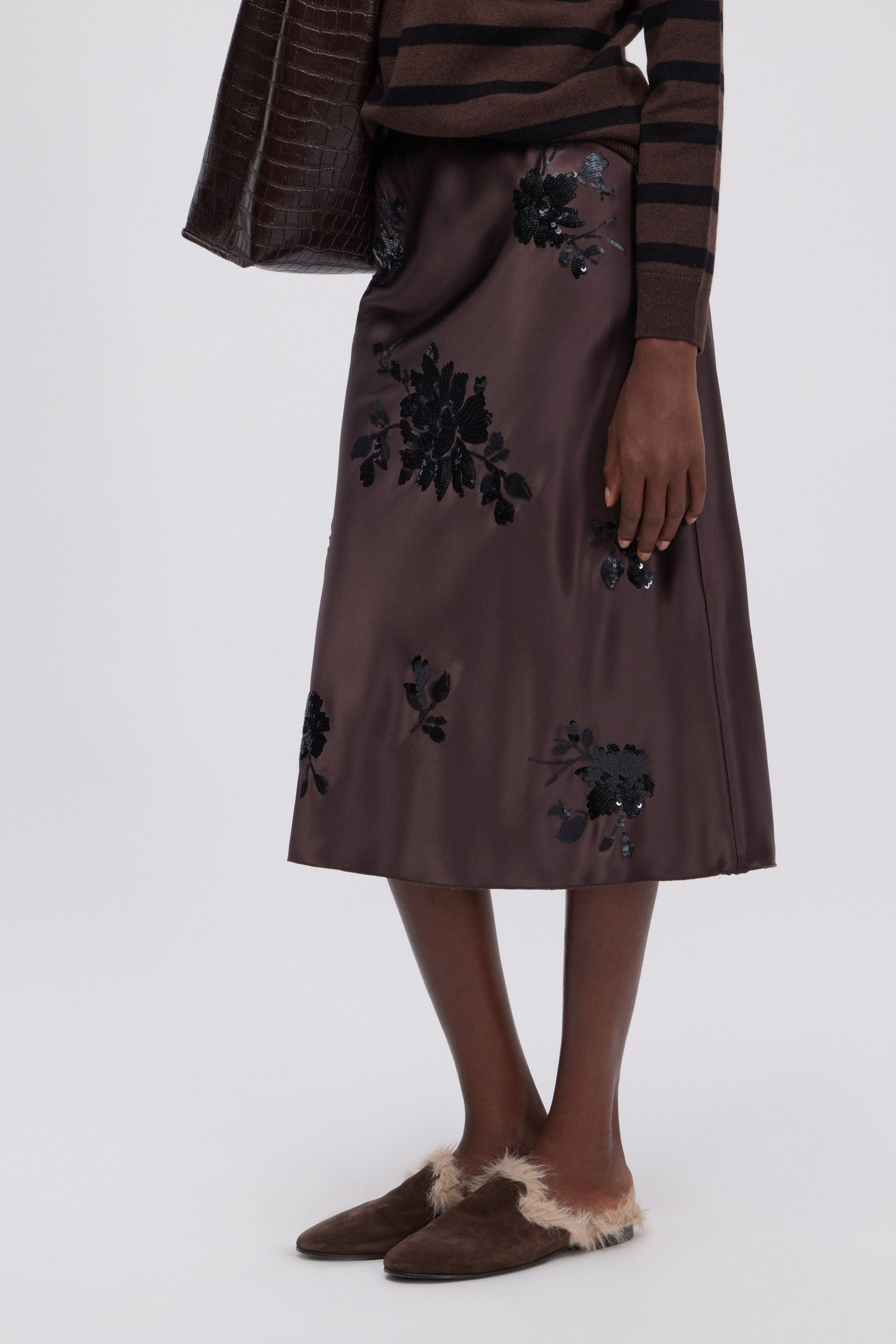 GONNA LONGUETTE IN RASO CON FIORI DI PAILLETTES