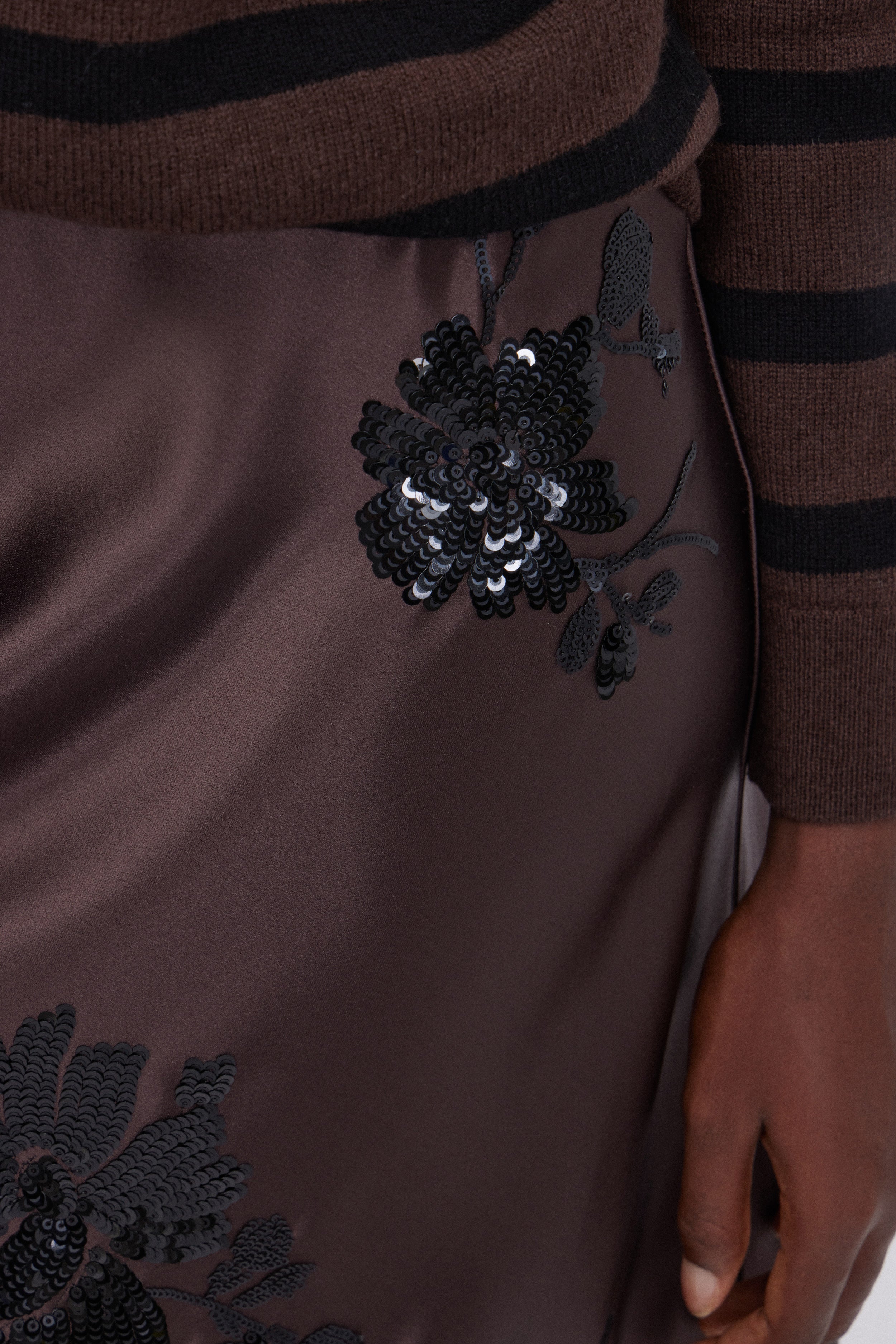 GONNA LONGUETTE IN RASO CON FIORI DI PAILLETTES