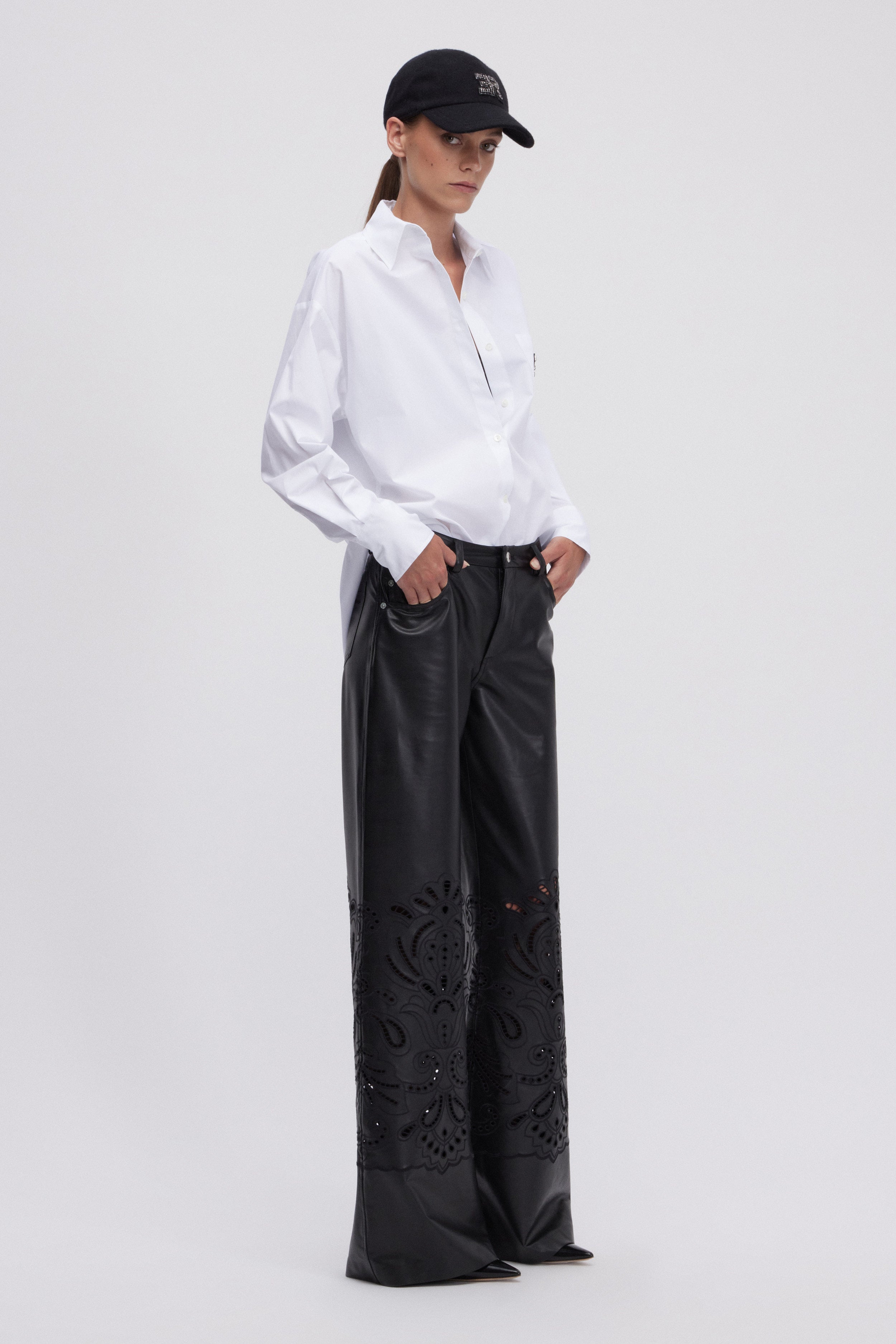 PANTALONI FLARE DI ECOPELLE CON RICAMO SANGALLO