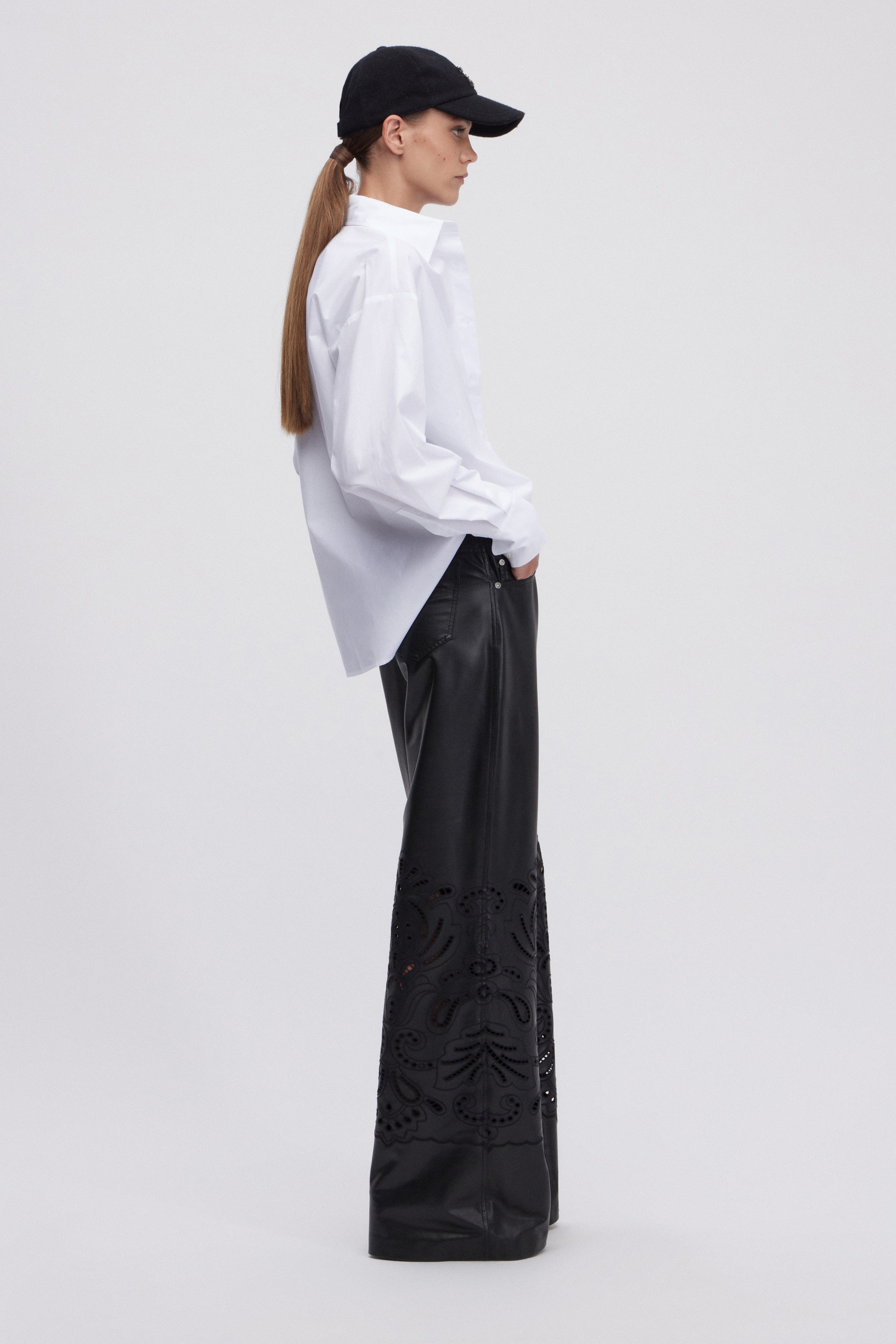 PANTALONI FLARE DI ECOPELLE CON RICAMO SANGALLO