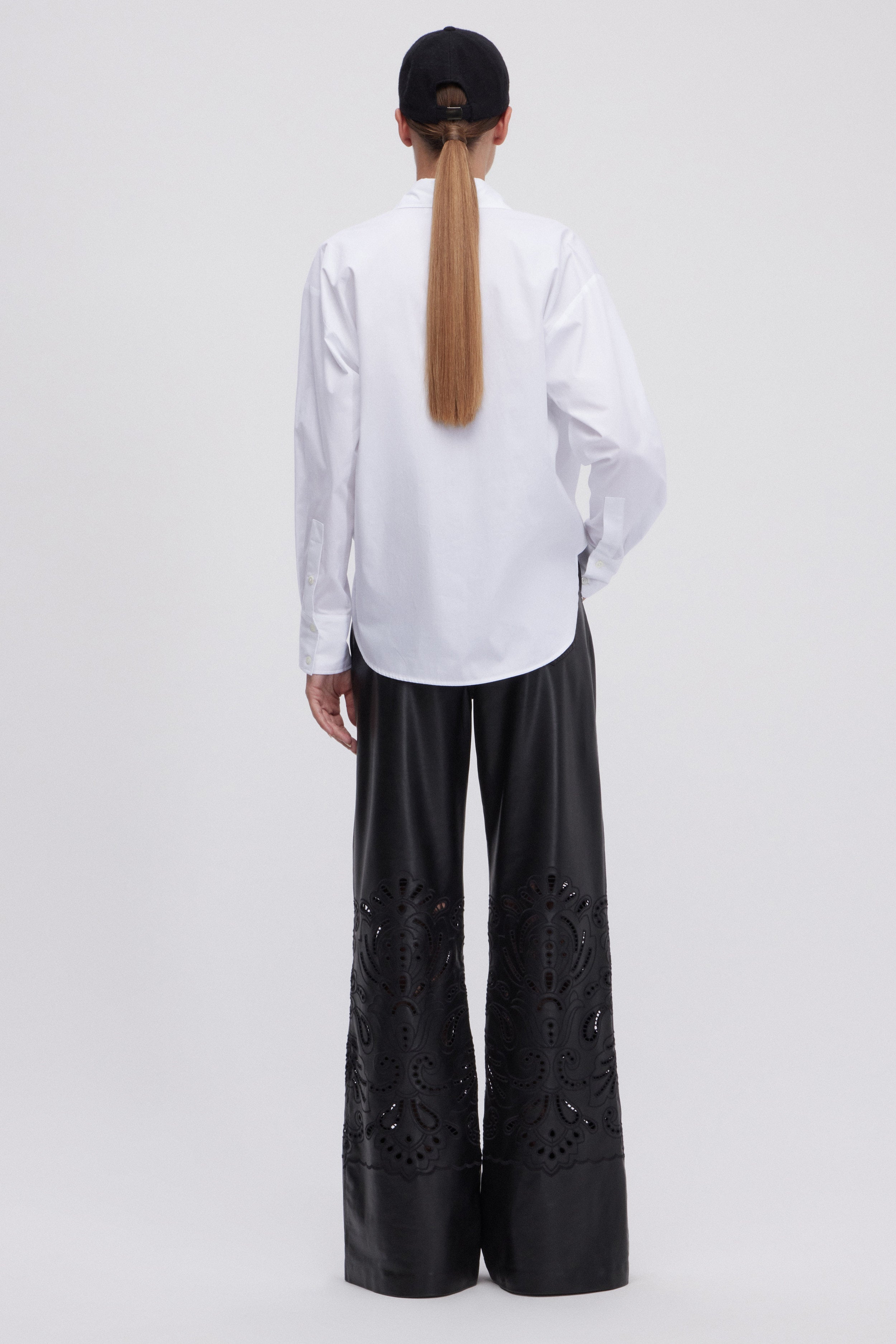 PANTALONI FLARE DI ECOPELLE CON RICAMO SANGALLO