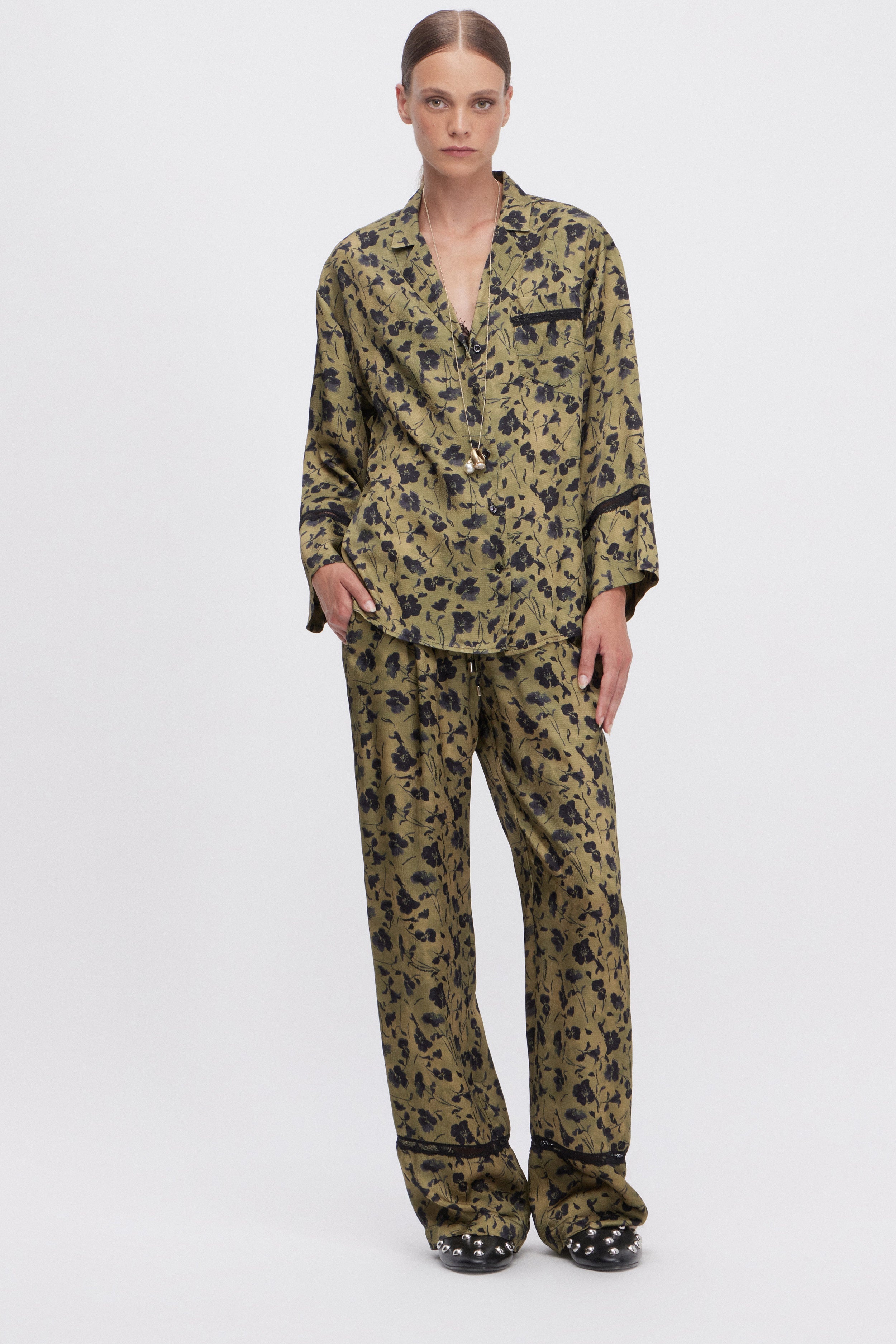 PANTALON DE PYJAMA EN SATIN AVEC FLEURS NOIRS IMPRIMĖS