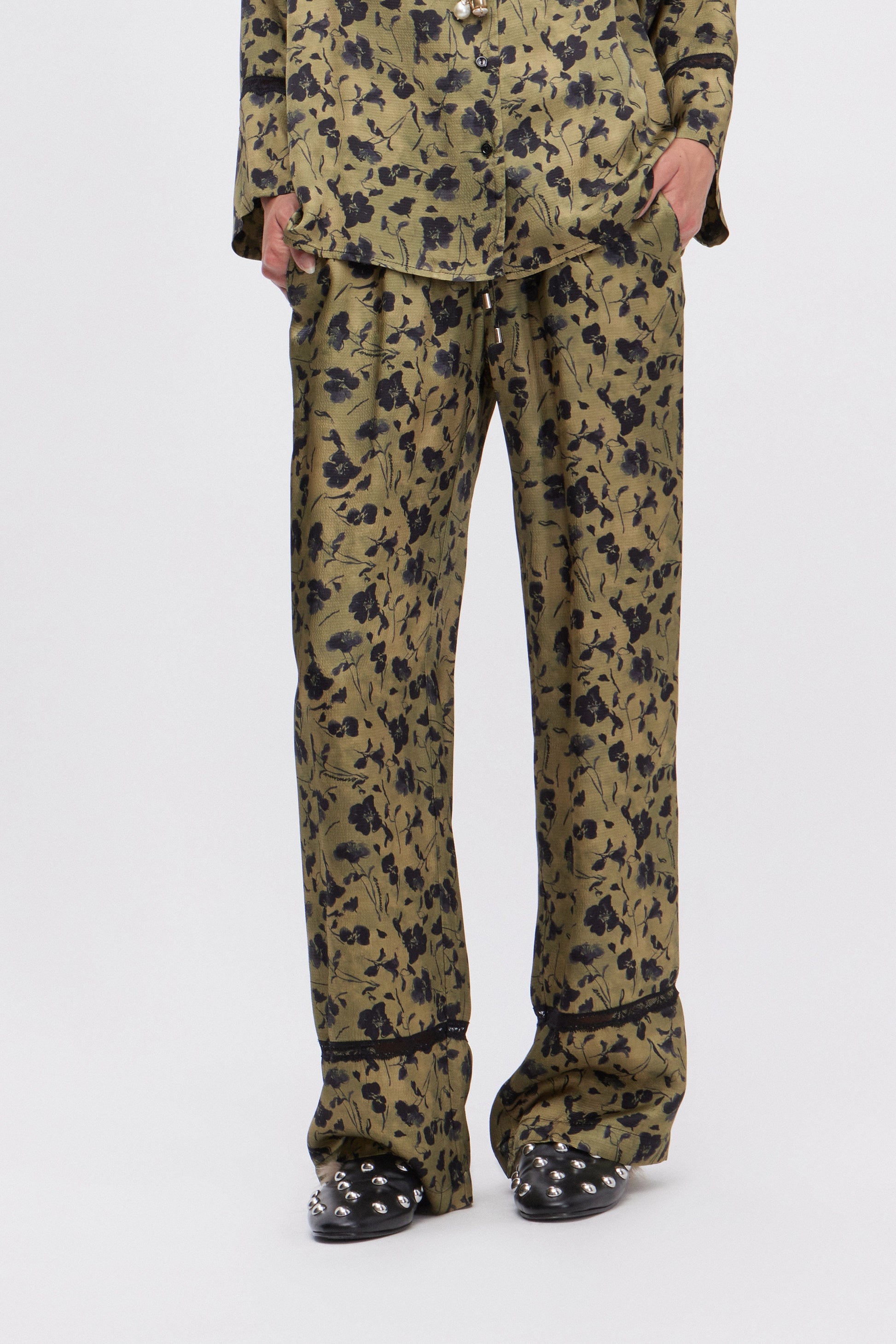 PANTALON DE PYJAMA EN SATIN AVEC FLEURS NOIRS IMPRIMĖS