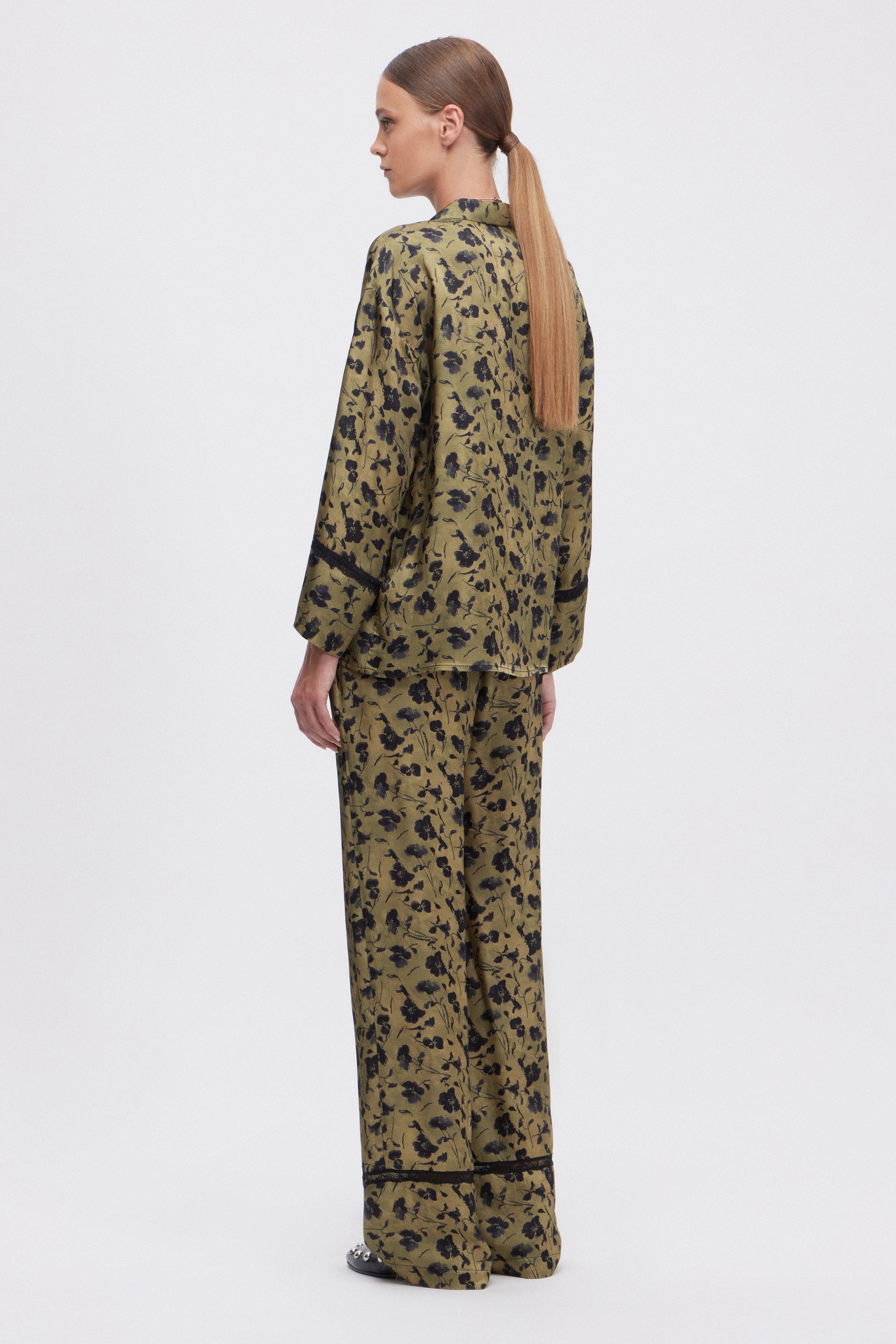 PANTALON DE PYJAMA EN SATIN AVEC FLEURS NOIRS IMPRIMĖS