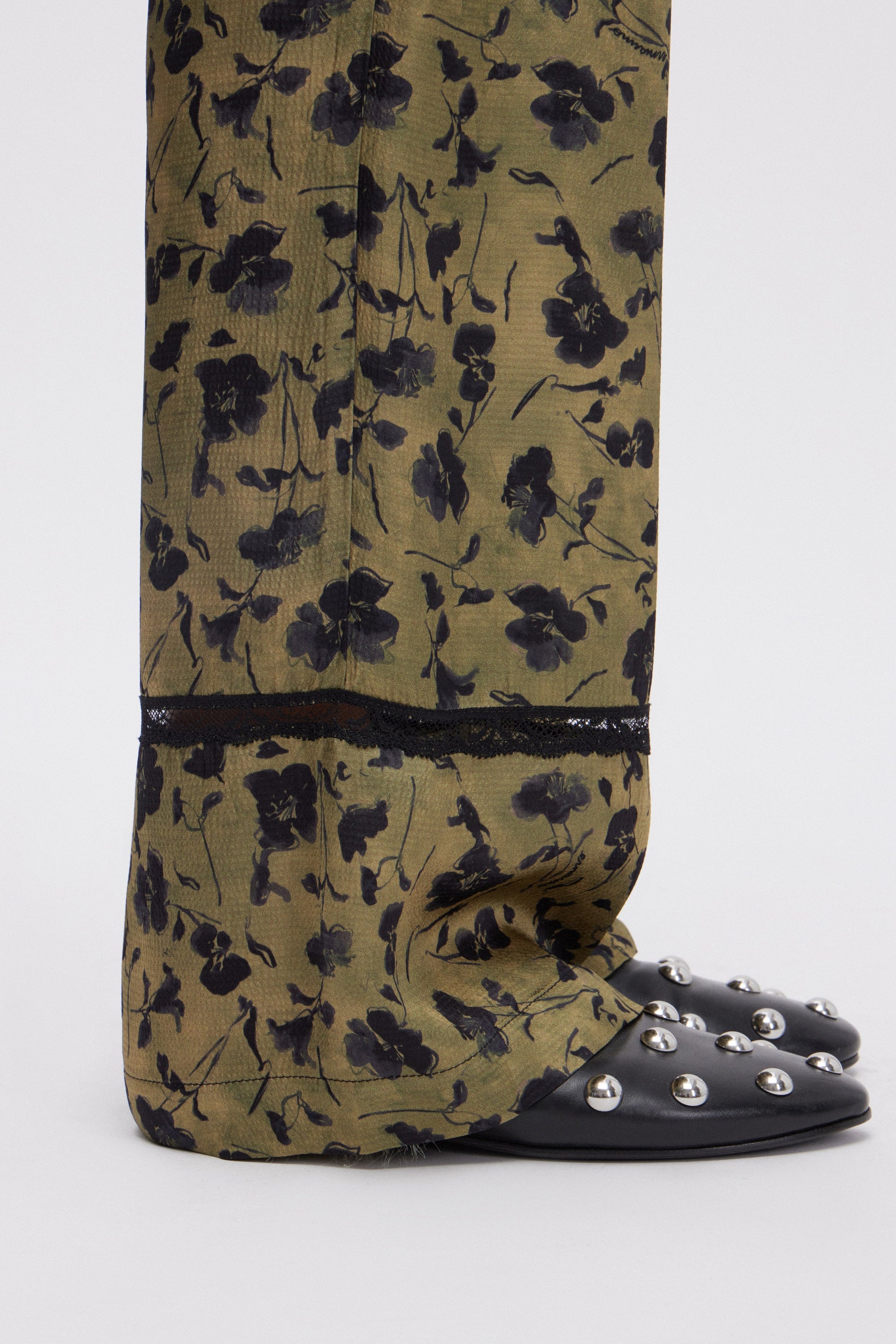 PANTALON DE PYJAMA EN SATIN AVEC FLEURS NOIRS IMPRIMĖS