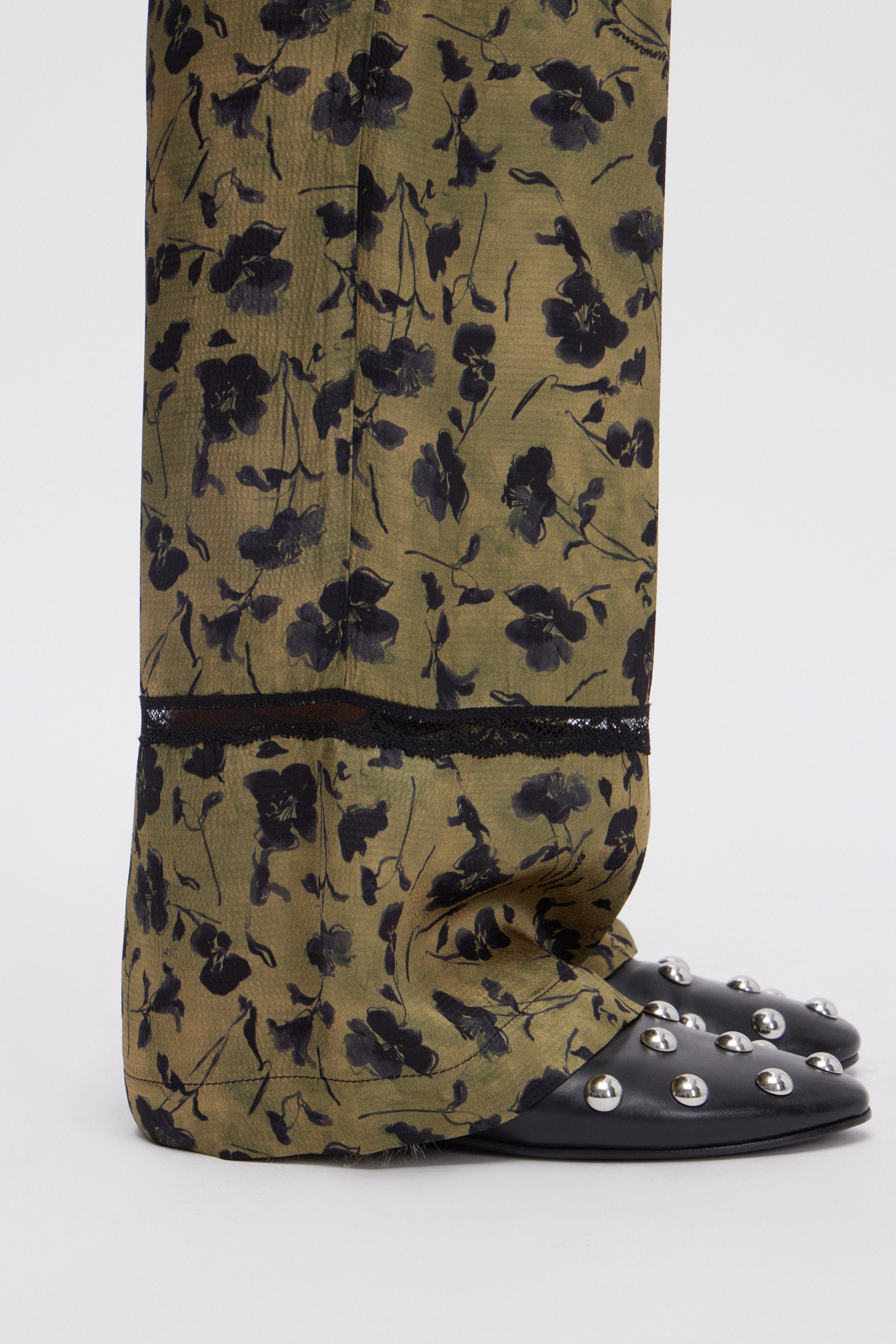 PANTALON DE PYJAMA EN SATIN AVEC FLEURS NOIRS IMPRIMĖS