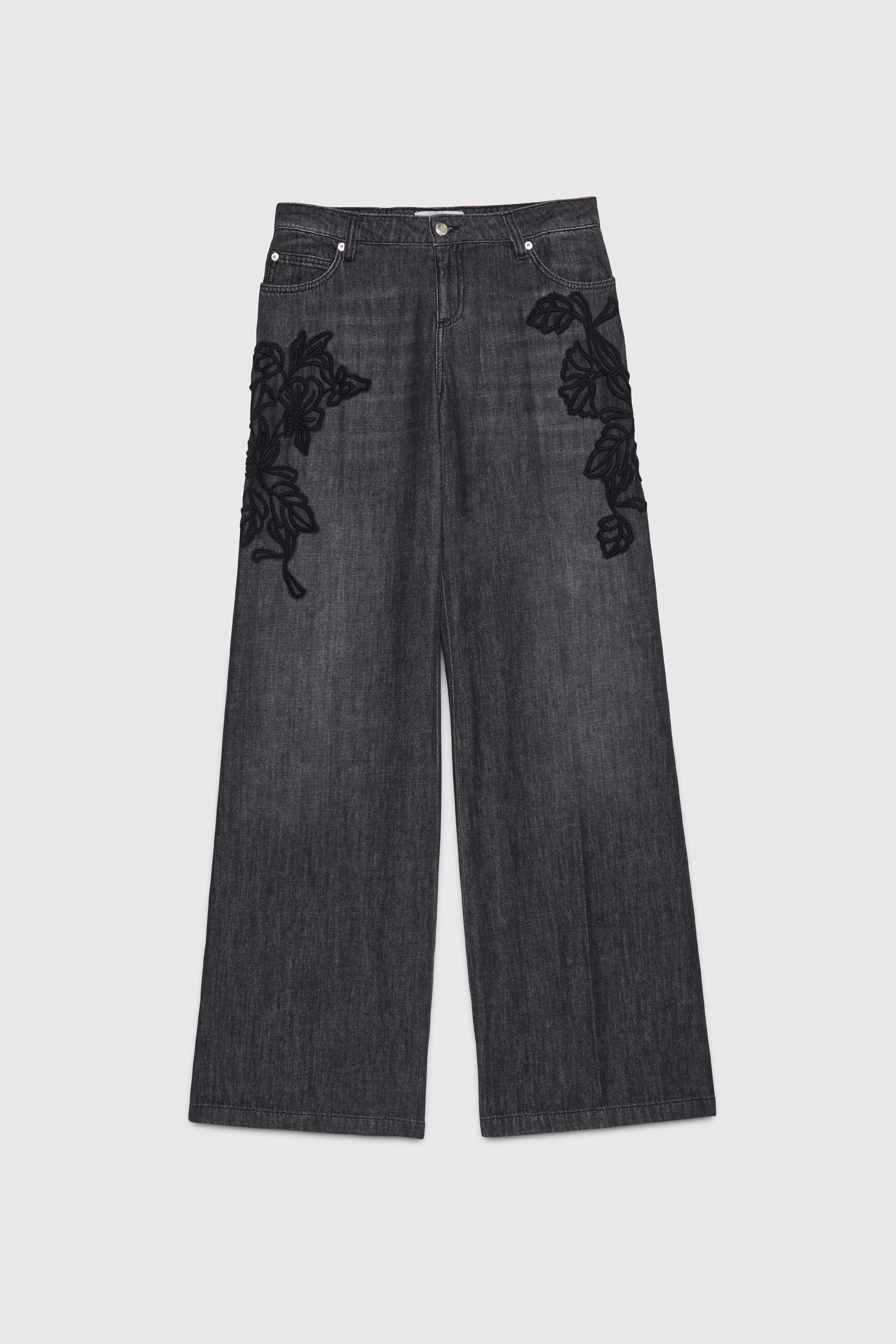 JEAN EVASĖ EN DENIM GRIS AVEC BRODERIES EN LAINE