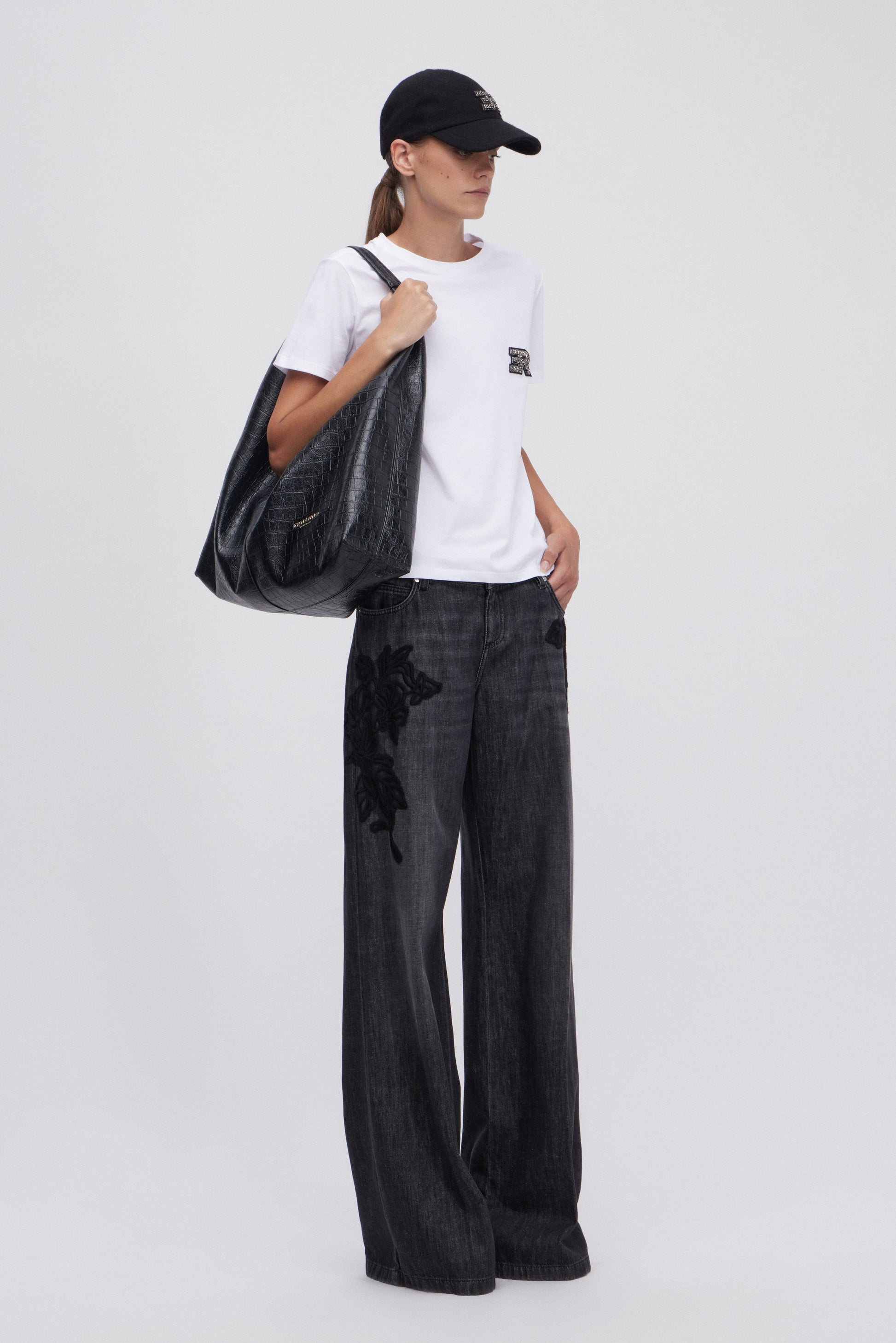 JEAN EVASĖ EN DENIM GRIS AVEC BRODERIES EN LAINE