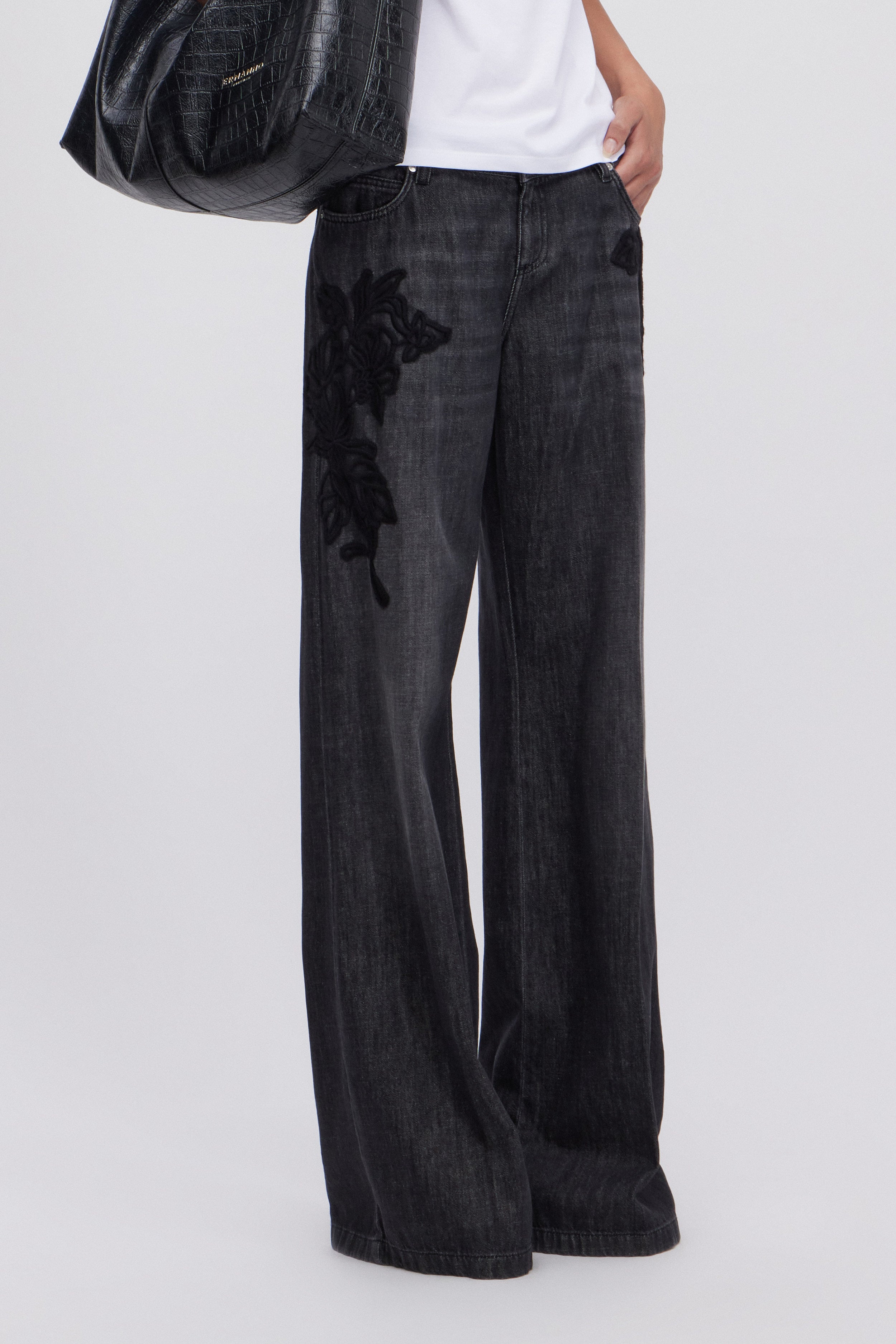 JEAN EVASĖ EN DENIM GRIS AVEC BRODERIES EN LAINE