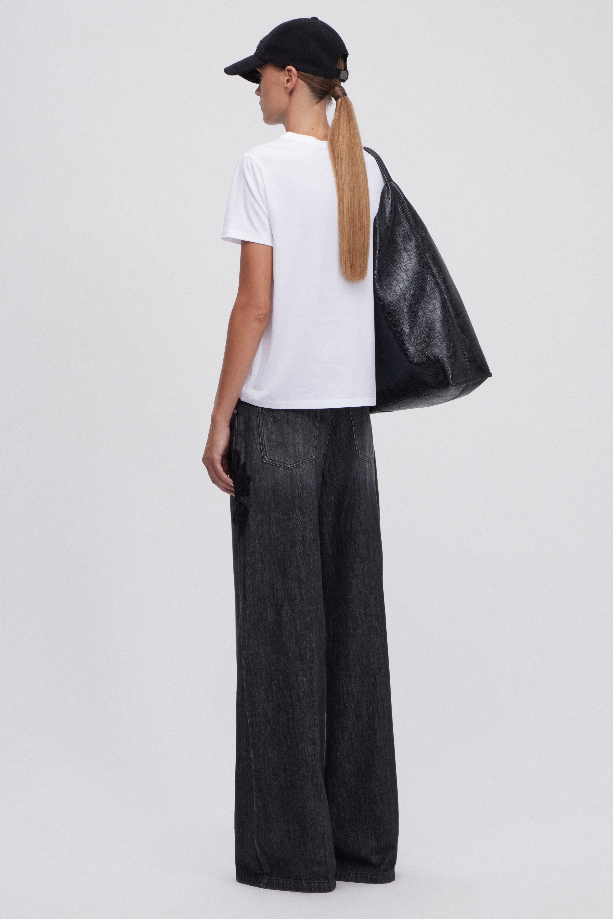 JEAN EVASĖ EN DENIM GRIS AVEC BRODERIES EN LAINE