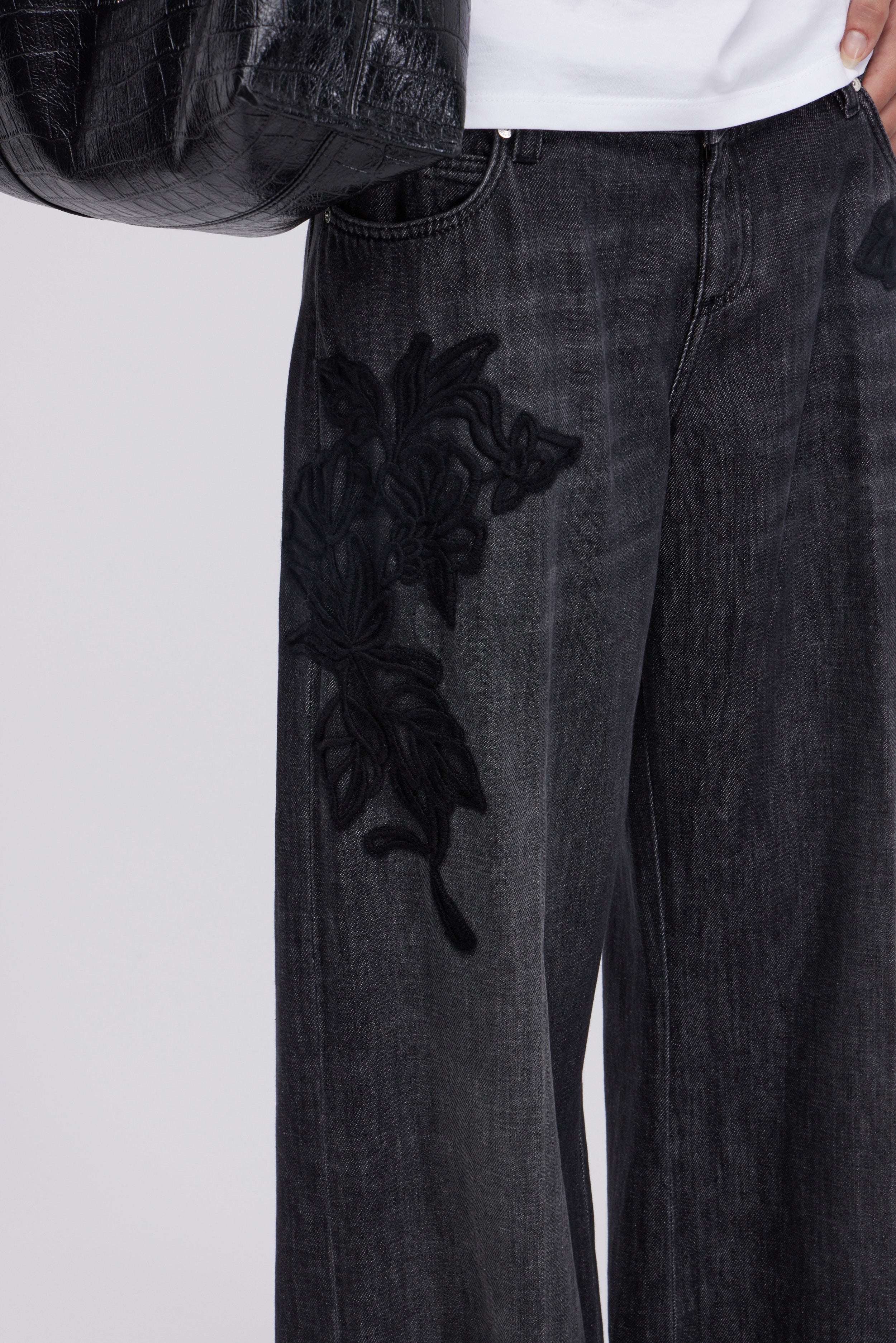 JEAN EVASĖ EN DENIM GRIS AVEC BRODERIES EN LAINE