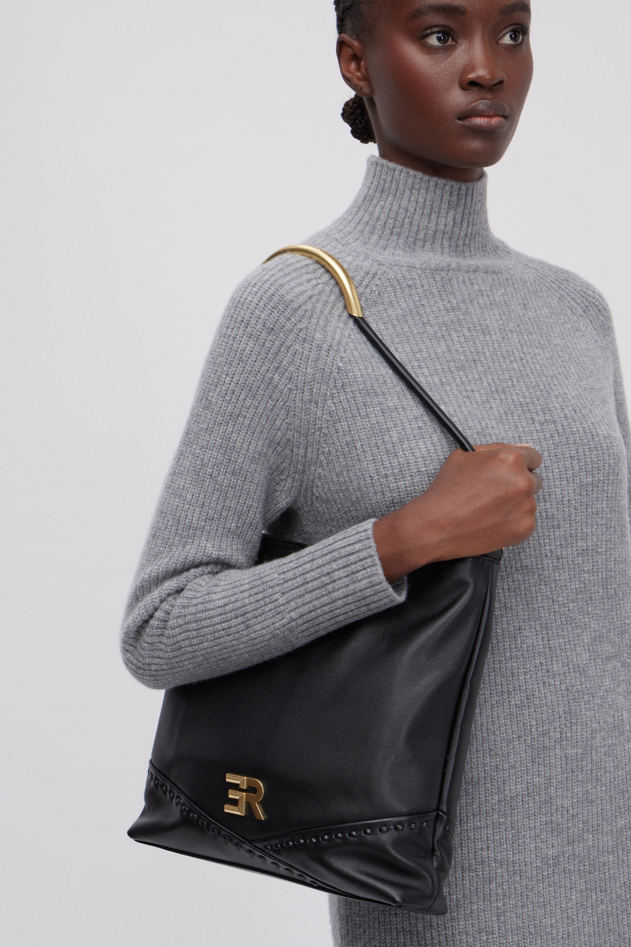 BORSA HOBO GRANDE IN VERA PELLE CON LOGO ORO