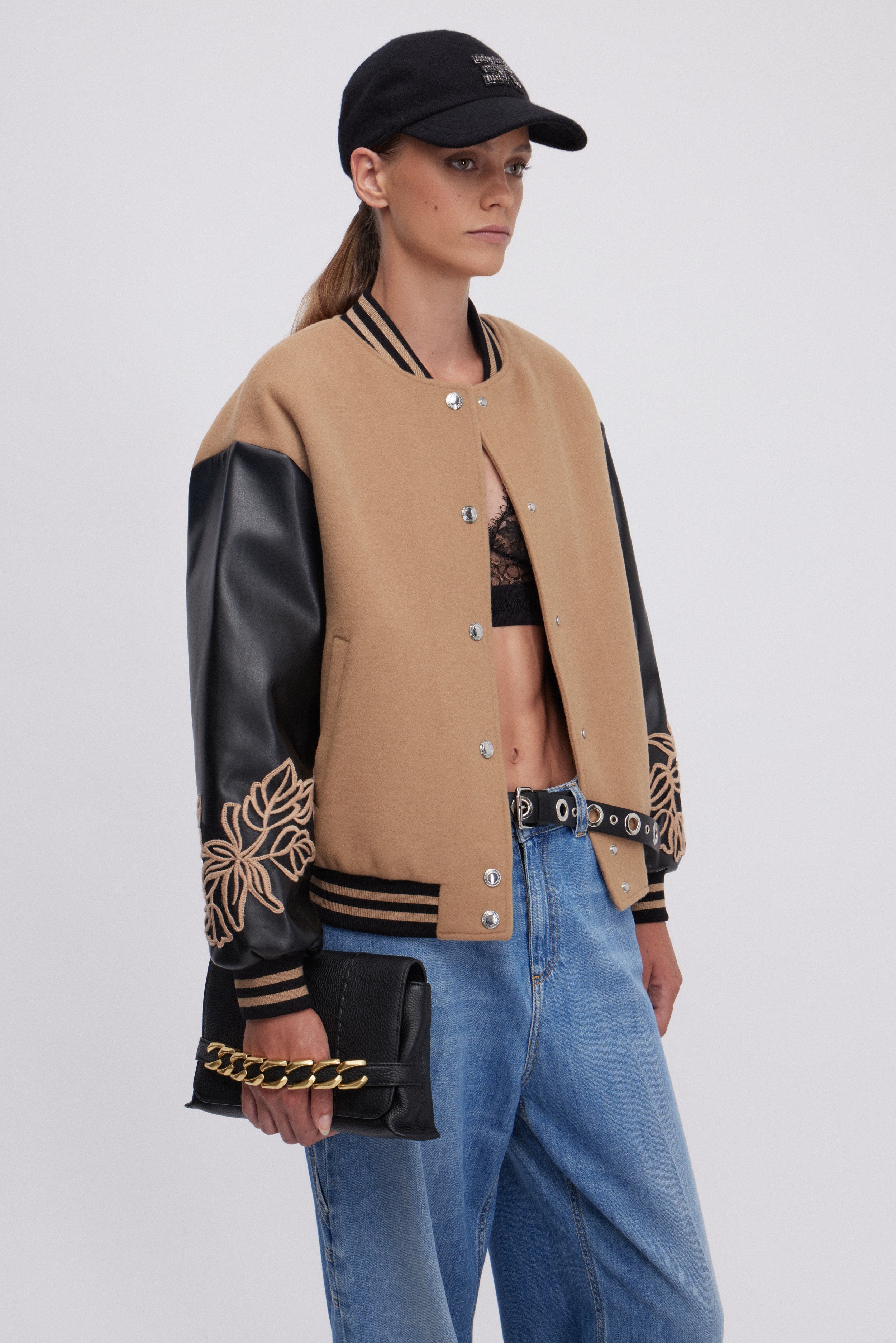 BORSA CLUTCH IN PELLE MARTELLATA CON CATENA ORO