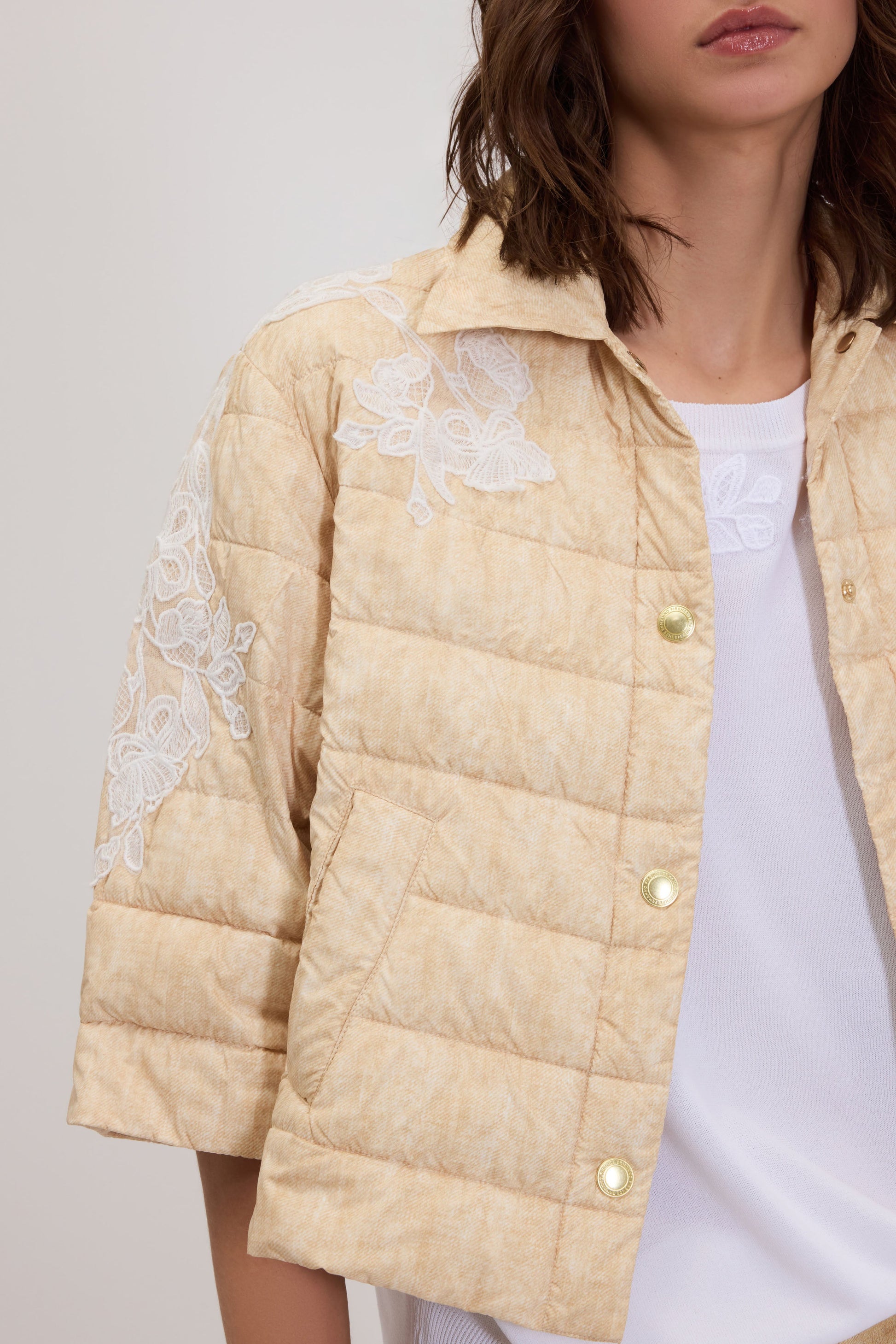 PIUMINO CORTO CON RICAMI