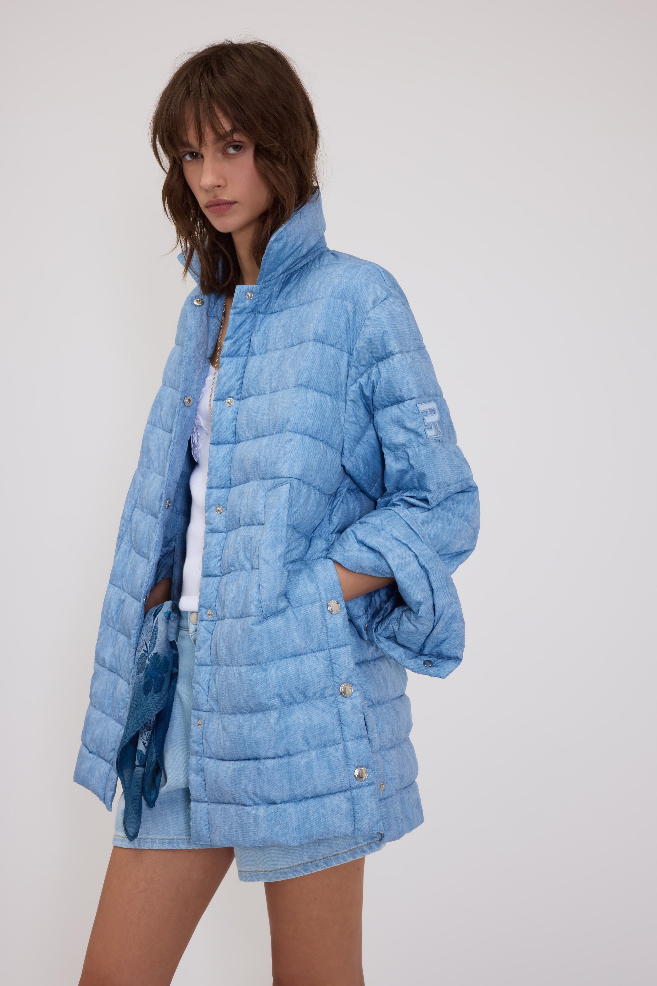 DOUDOUNE IMPRIMÉ JEAN LOGOTYPÉ ET AVEC BOUTONS DORÉS