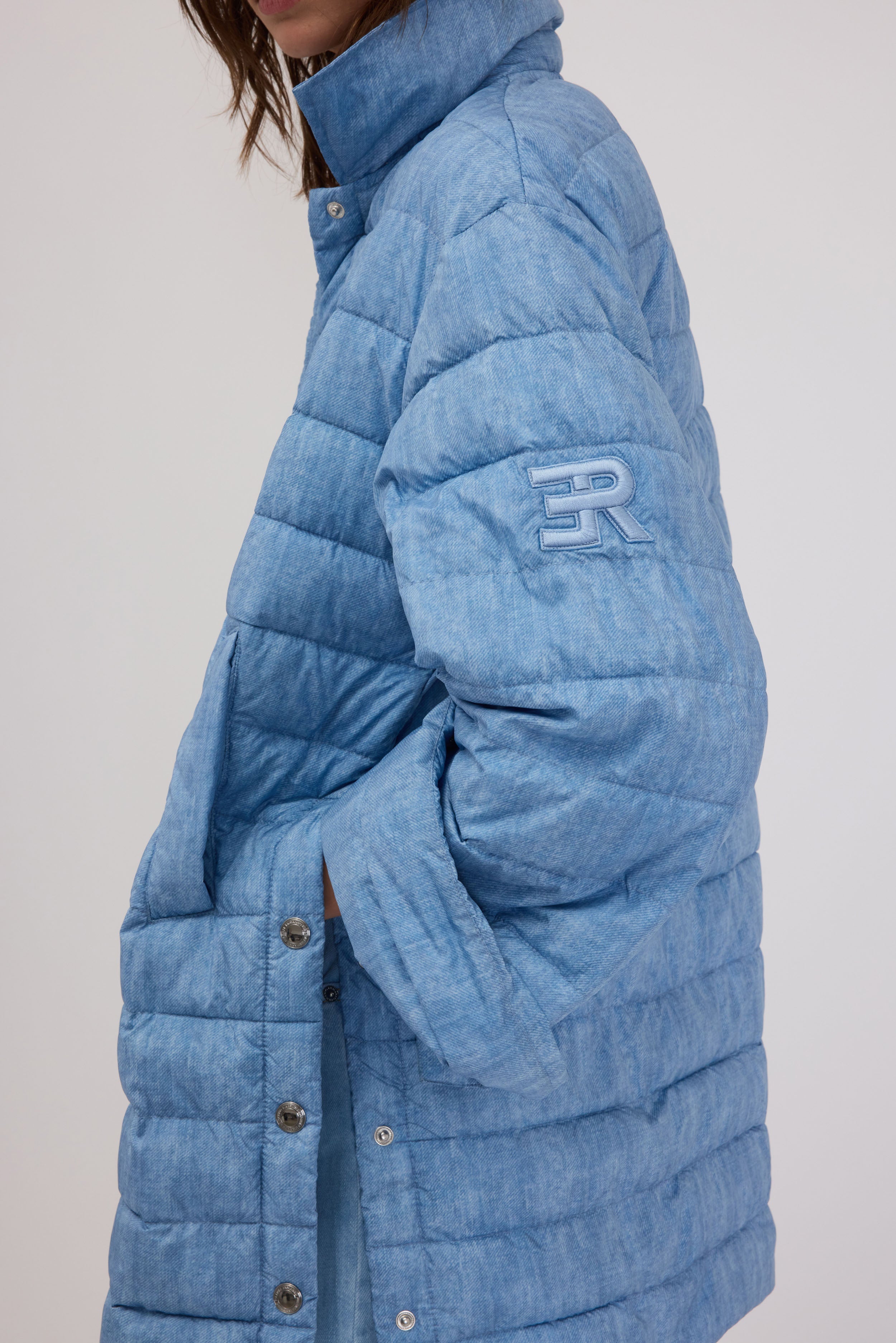 DOUDOUNE IMPRIMÉ JEAN LOGOTYPÉ ET AVEC BOUTONS DORÉS