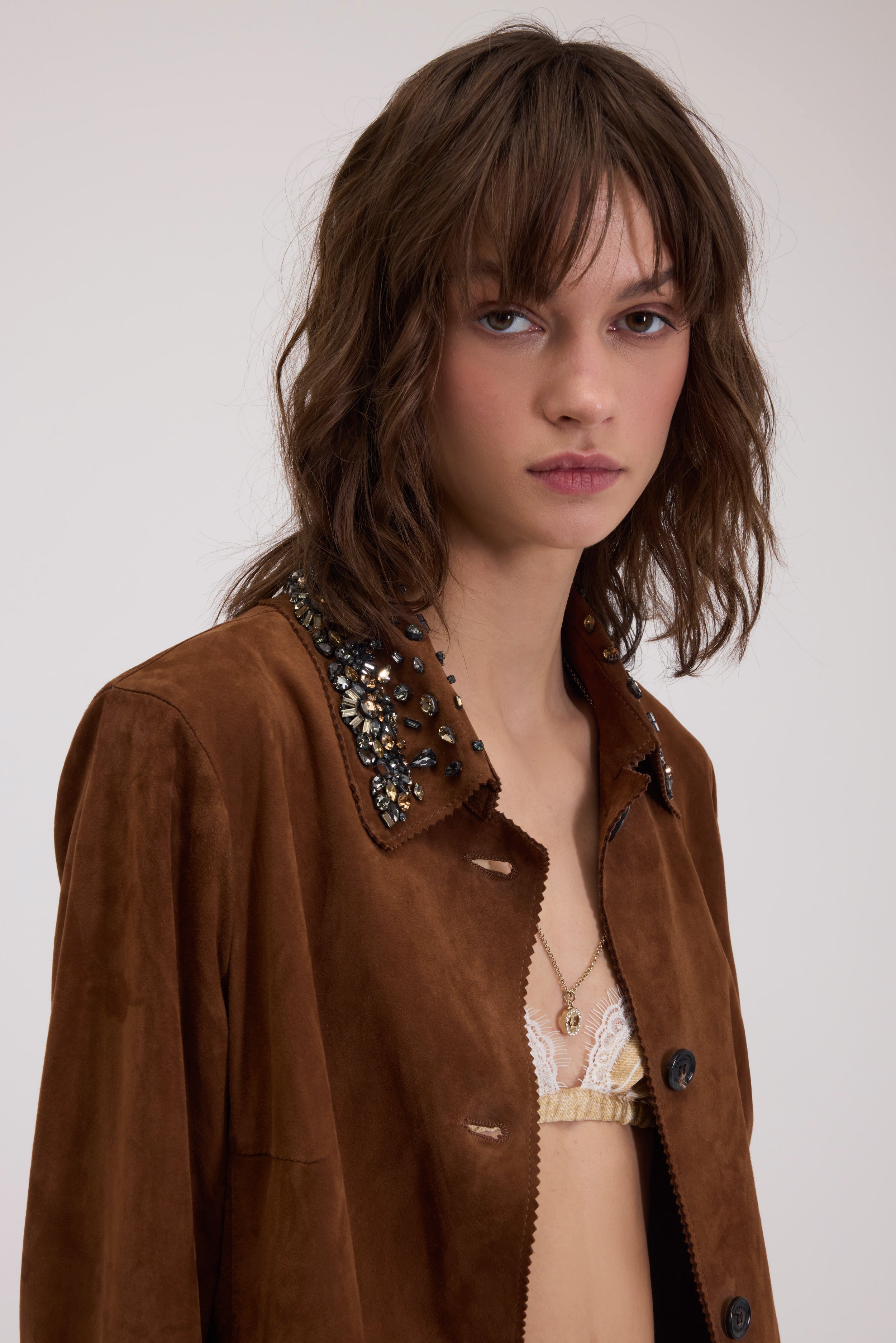 CAPPOTTO IN CAMOSCIO CON COLLO GIOIELLO