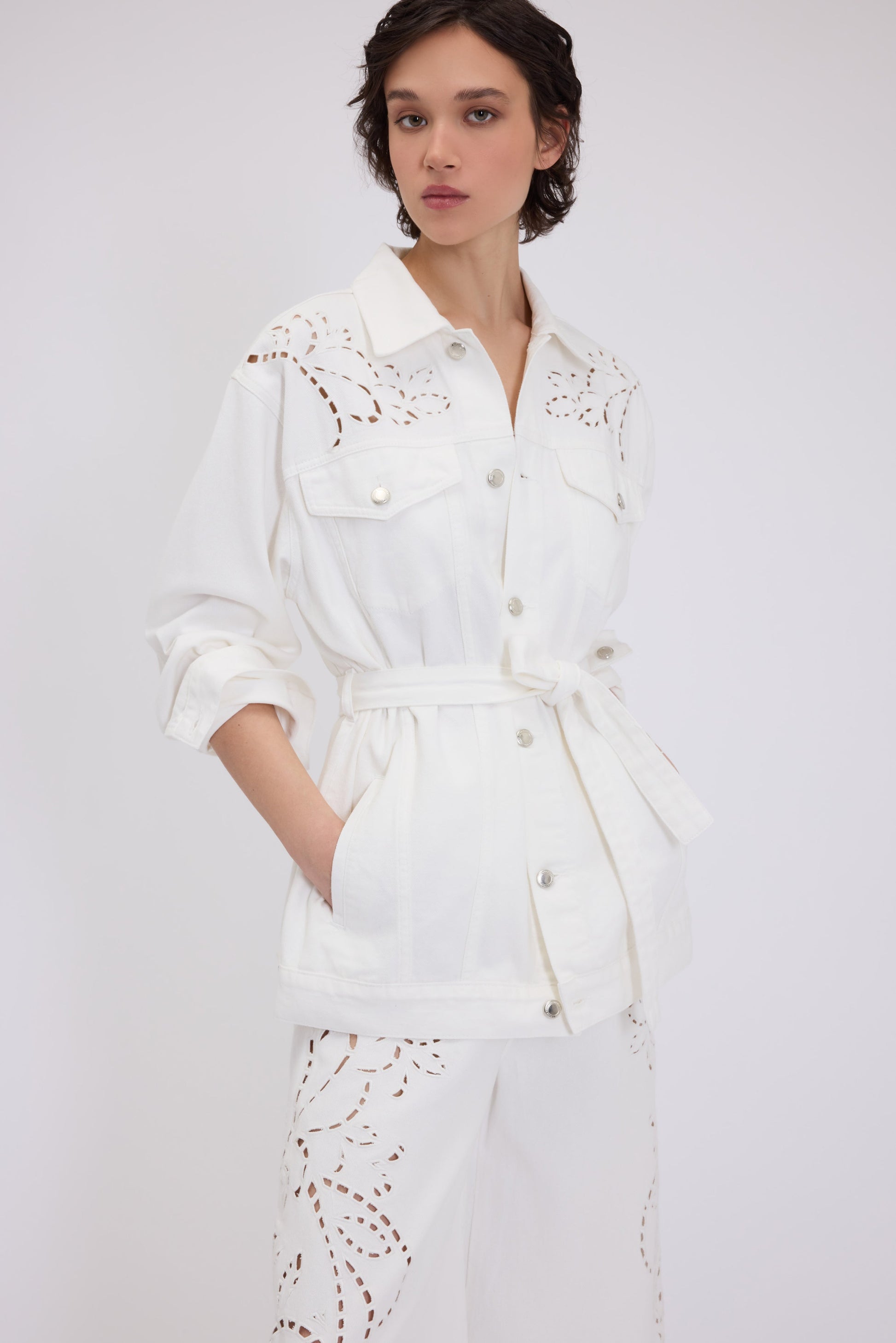 VESTE EN TISSU BULL AVEC BRODERIE ANGLAISE ET CEINTURE À LA TAILLE